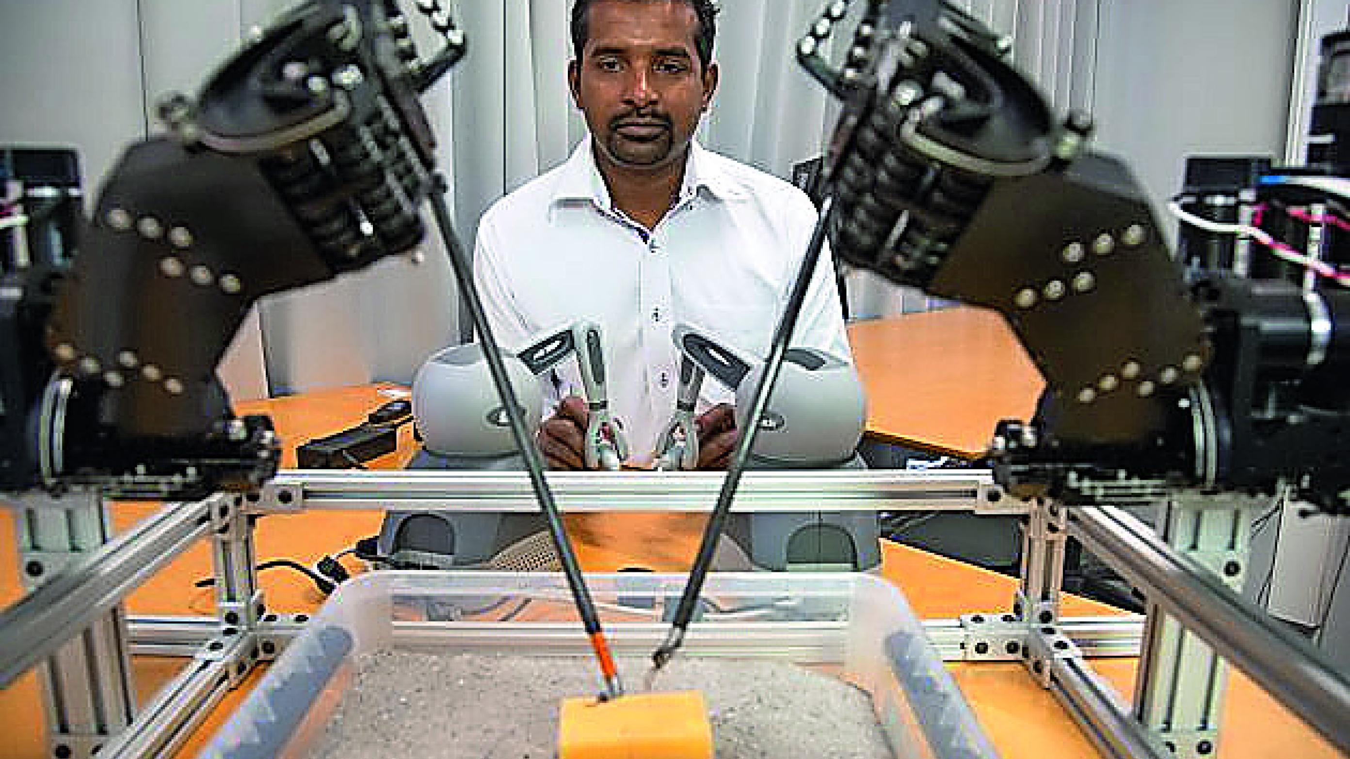 Ingeniør og robotforsker Thiusius Rajeeth Savarimuthu fra SDU er med til at udvikle kirurgiske robotter. Fotograf: Michael Yde Katballe