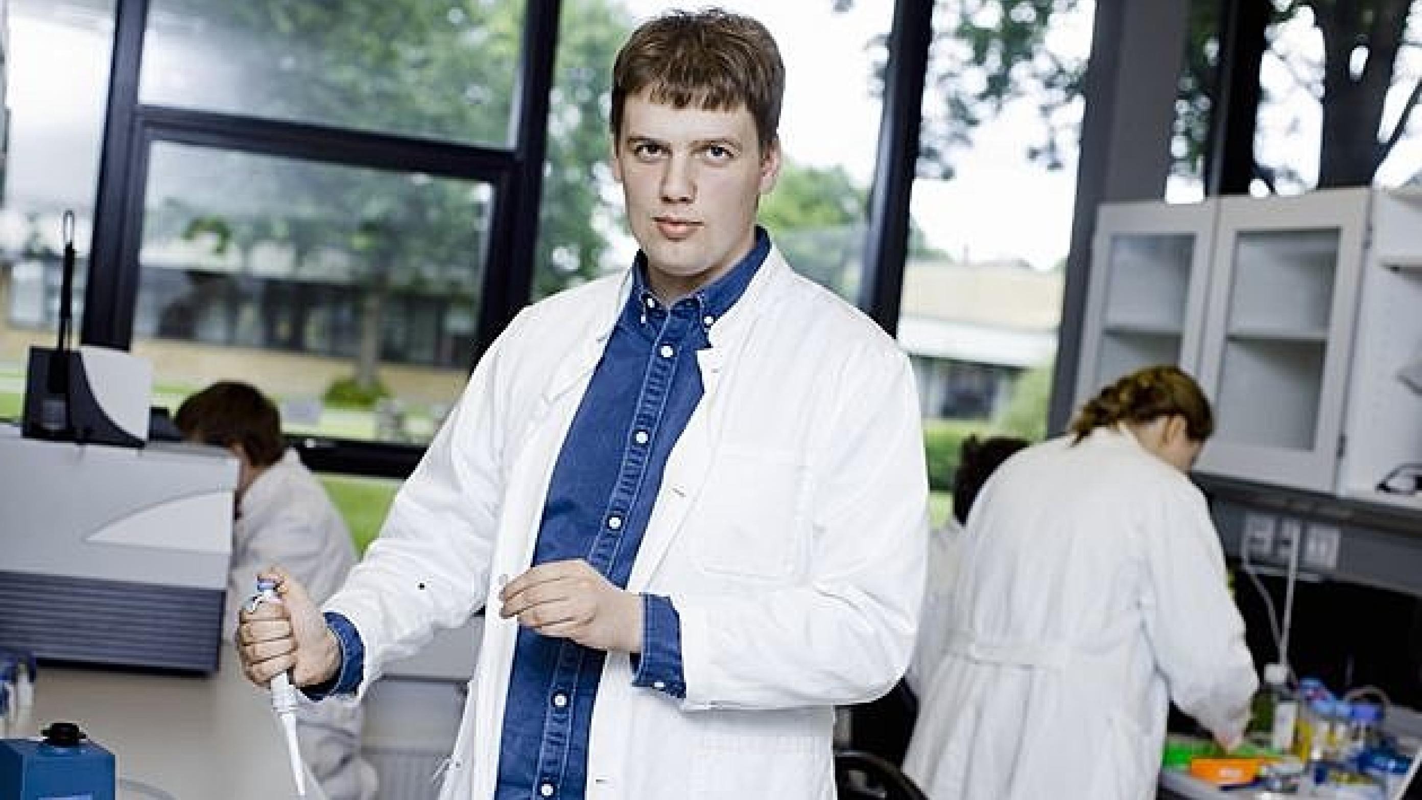 Kasper Bendix Johansen er en af "de forkerte læger" - nemlig  cand. scient. med. - fra Aalborg Universitet og nu i gang med en ph.d. Foto: Claus Boesen.