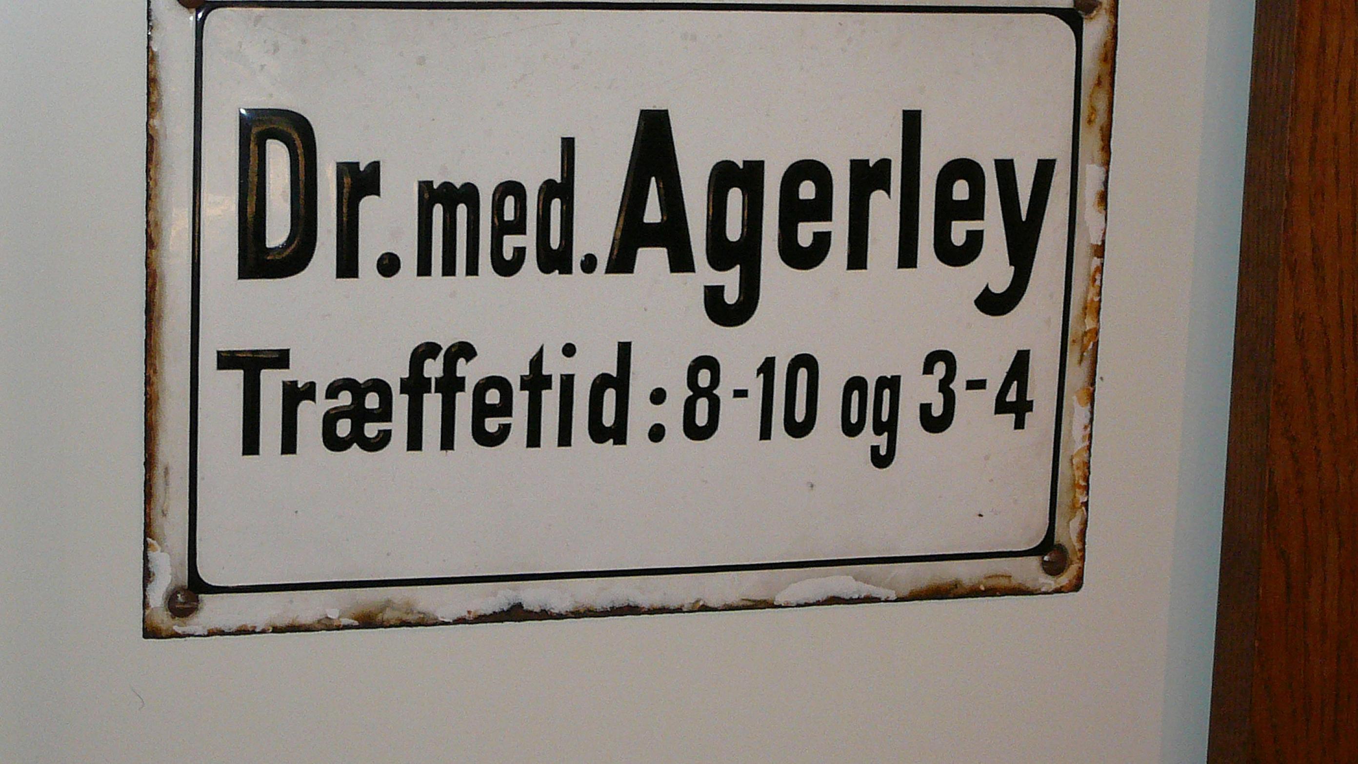 Dokor Agerlys træffetider hang ved døren. Når han ikke var på klinikken, var han på hjemmebesøg. 
