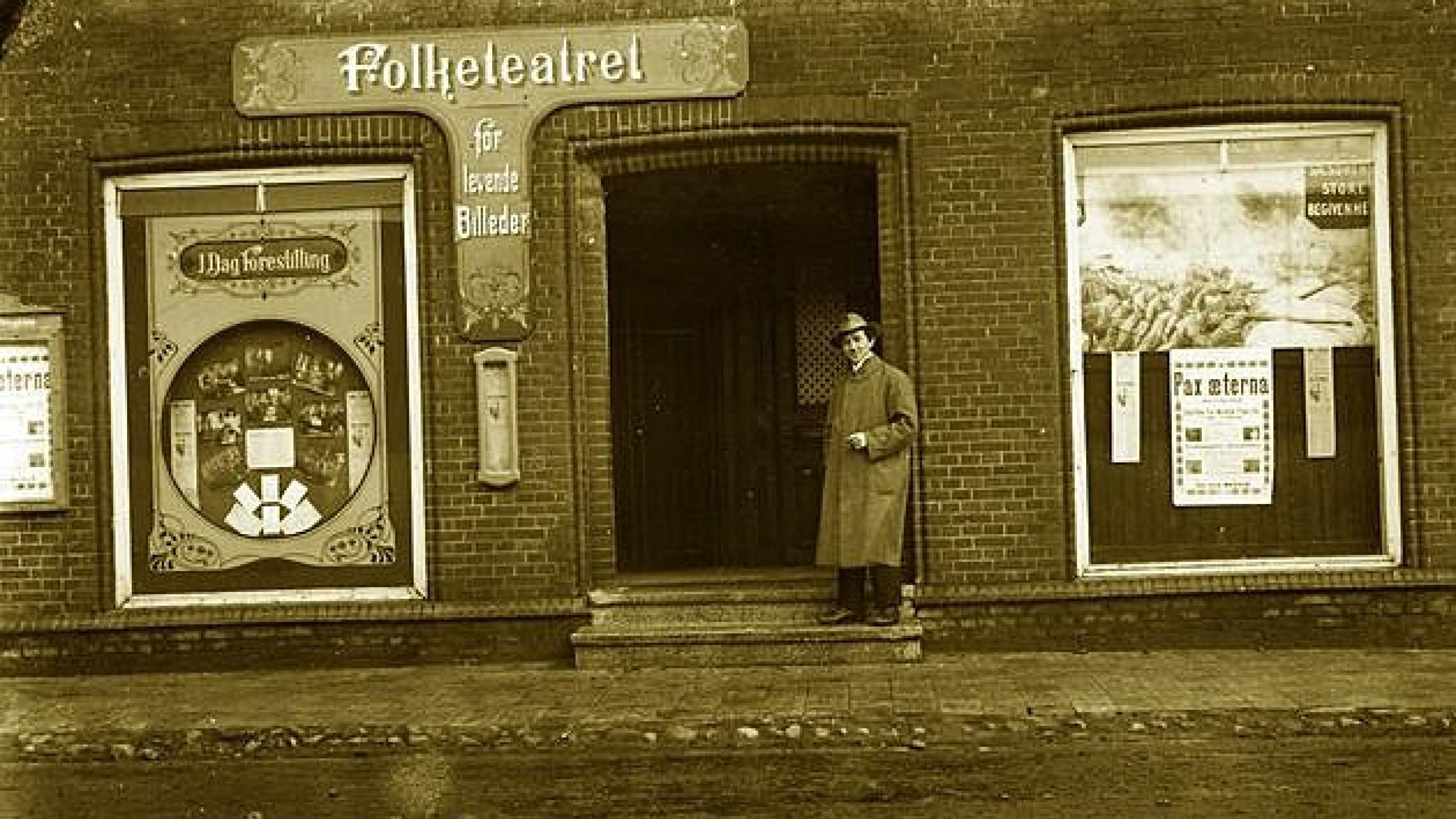 "Folketeatret" i Gørding, 1918. På plakaten er antikrigsfilmen "Pax æterna" - en dansk stumfilm fra 1917, som i skyggen af 1. Verdenskrig ville prøve at bevæge de stridende parter til fred. Det var verdens første antikrigsfilm. Foto: Gørding Sognearkiv.