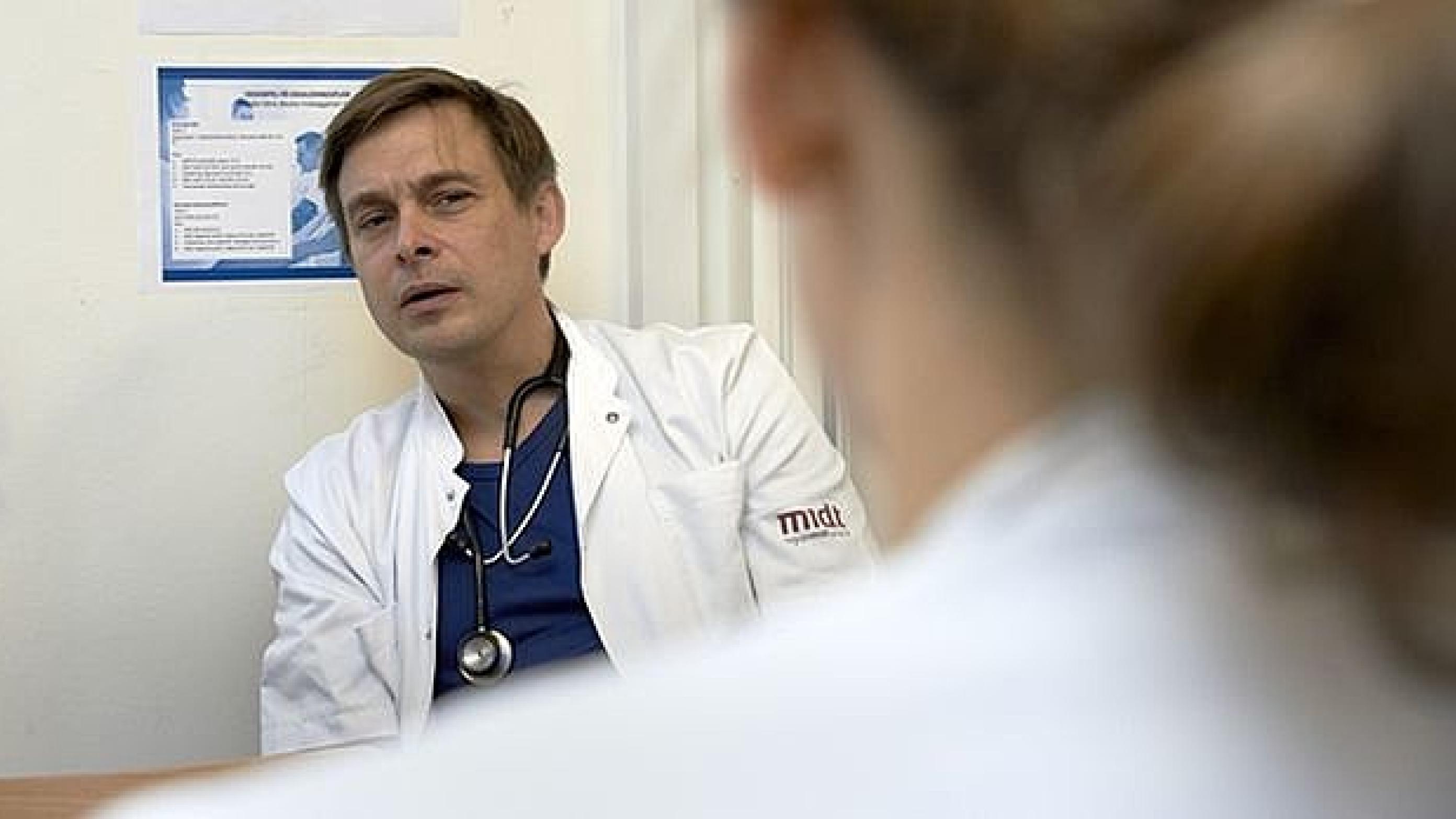 Kan det virkelig passe det, de siger? Overlæge Ulf Grue Hørlyk grilles af KBU-læger, han selv er vejleder for. Foto: Jørgen Ploug.
