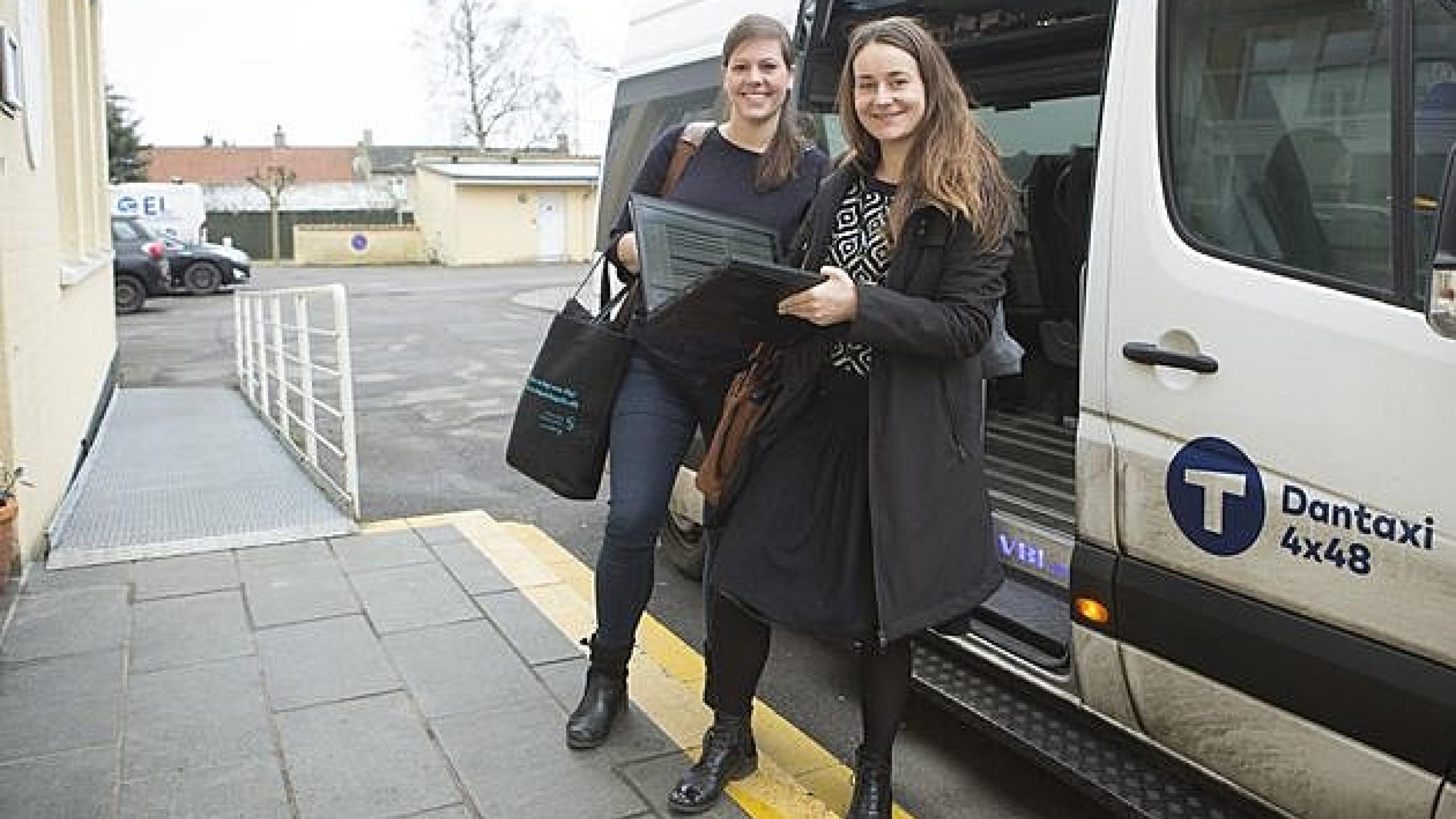 Christina Svanholm og Louise Stensbirk Clausen ankommer fra København til lægehuset i Nysted på Lolland. 