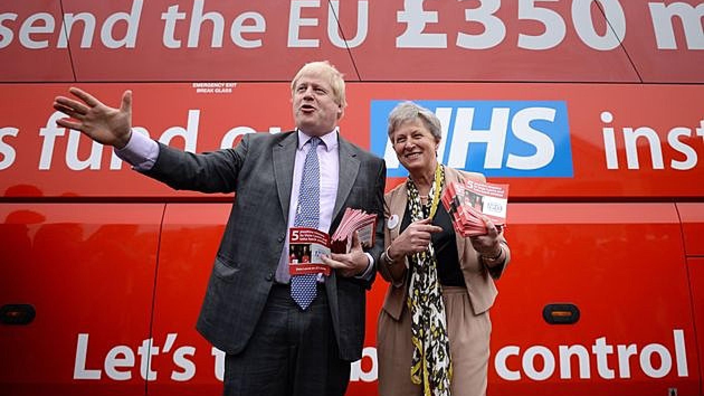 Udenrigsminister Boris Johnson foran Brexit-kampagnebussen med dens tom,me  løfte om, at  udmeldelsen af EU ville frigive 350 mio. pund (2,9 mia. kr.) om ugen til  sundhedsvæsenet, NHS. (Foto: Scanpix)