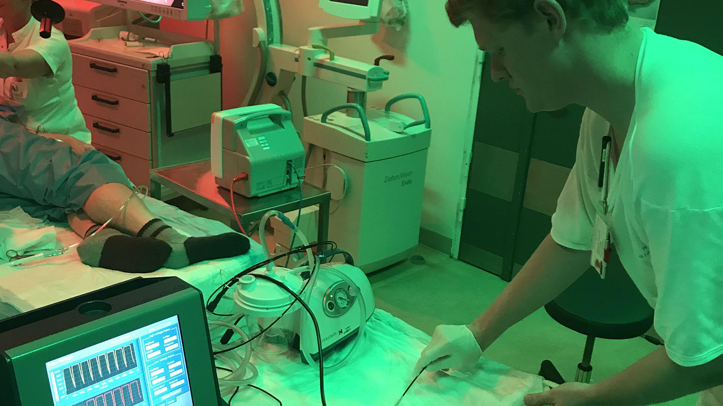 Ph.d.-studerende Rasmus Vogelsang forbereder elektrode til elektroporation før behandling. Foto: Ismail Gögenur