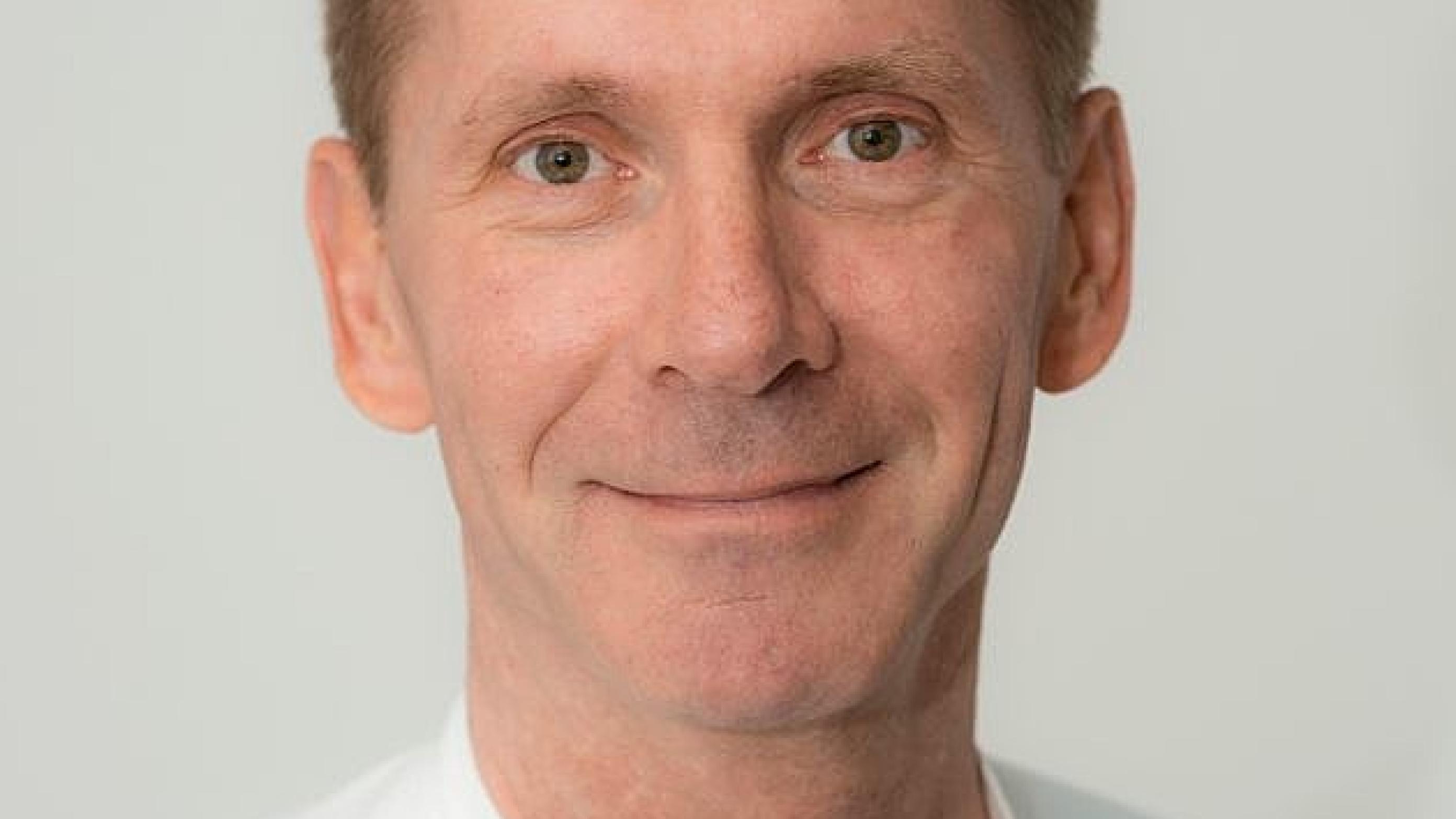 Hans Eiskjær er professor og overlæge på Hjertemedicinsk Afdeling på Aarhus Universitetshospital og hospitalets transplantationsansvarlige hjertelæge. Foto:Tonny Foghmar