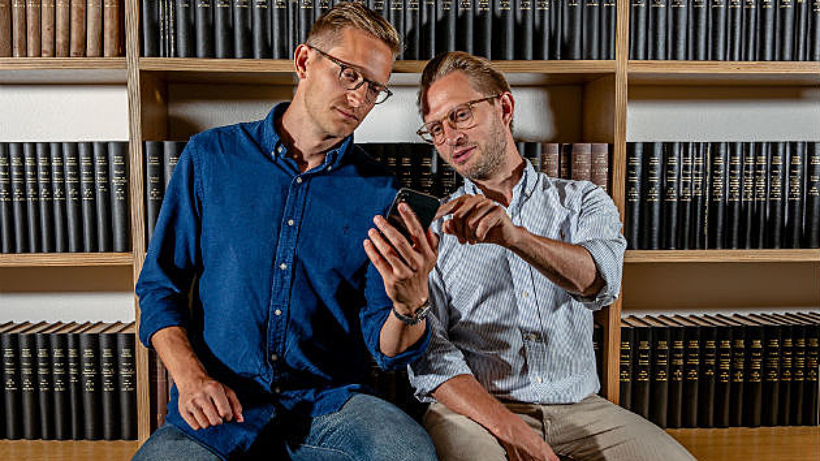 Jens Sundbøll og Morten Schmidt er i gang med videreuddannelsen, men bruger hvert år nogle uger på at opdatere og udvikle den populære app, som de opfandt i studietiden. Foto: jesper Balleby.