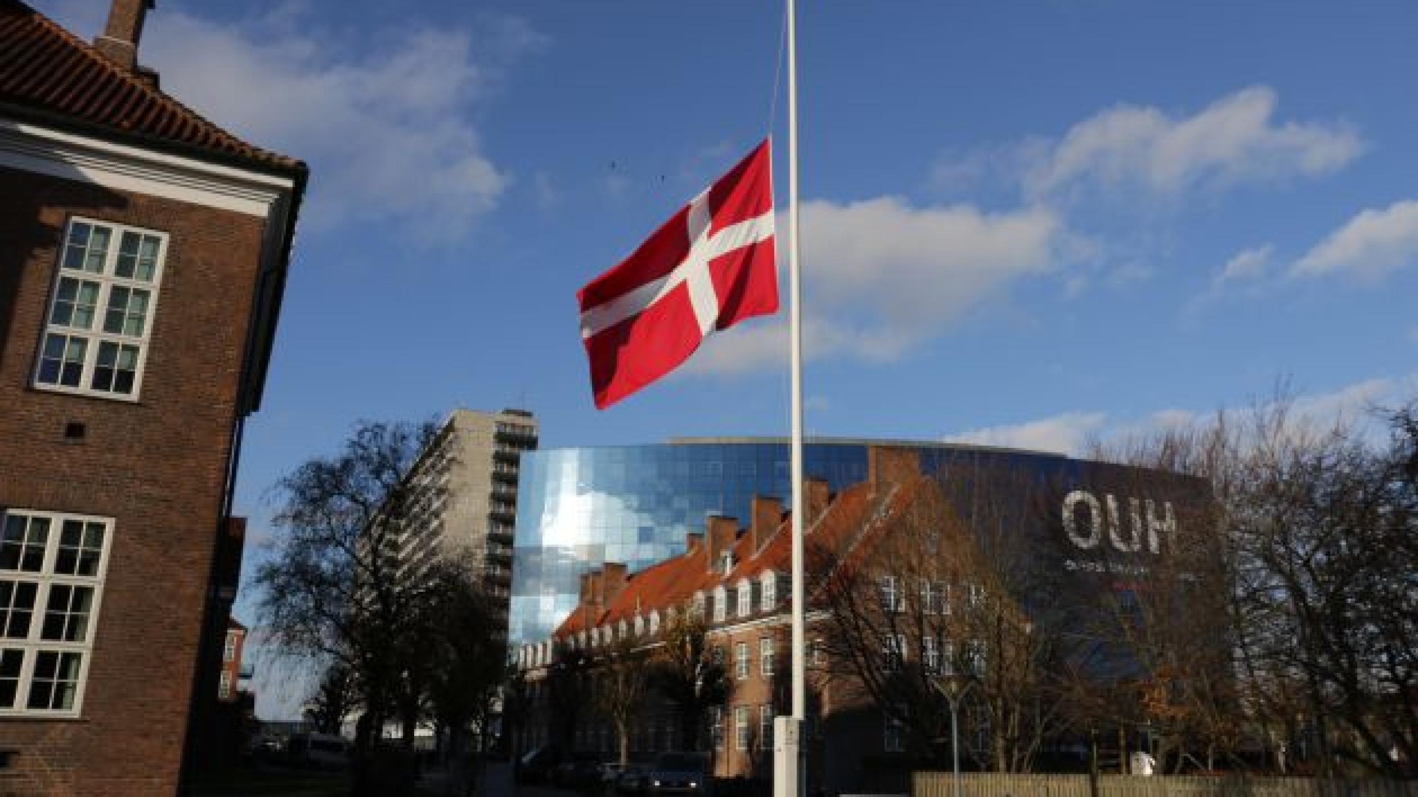Odense Universitetshospital markerede bisættelsen af Kristian Rørbæk Madsen ved at flage på halv stang. Foto: OUH