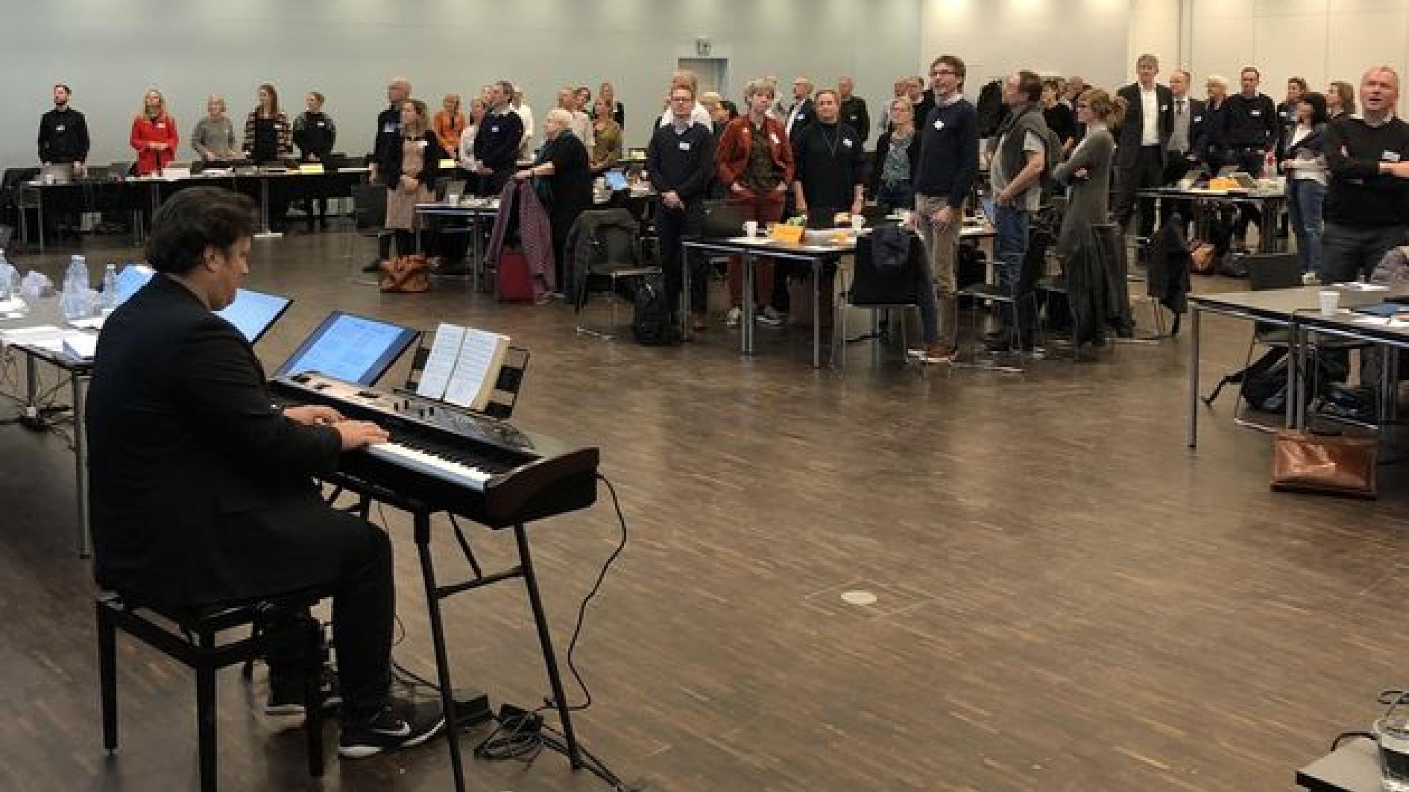 Repræsentantskabet åbner altid sine møder med en sang. Denne gang blev det Kim Larsens "Papirklip". På keyboard læge Henrik Nyholm, Midtjylland. Foto: Ugeskrift for Læger.