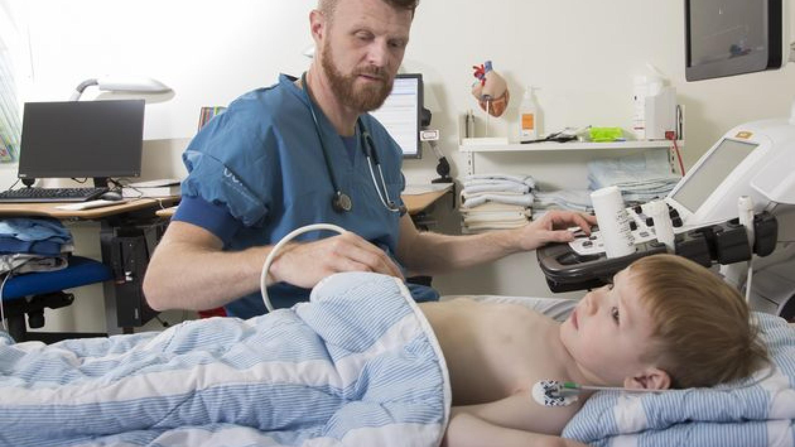 Speciallæge Mads Damkjær med den 2,5-årige hjertepatient Rasmus. Foto: Heidi Lundsgaard
