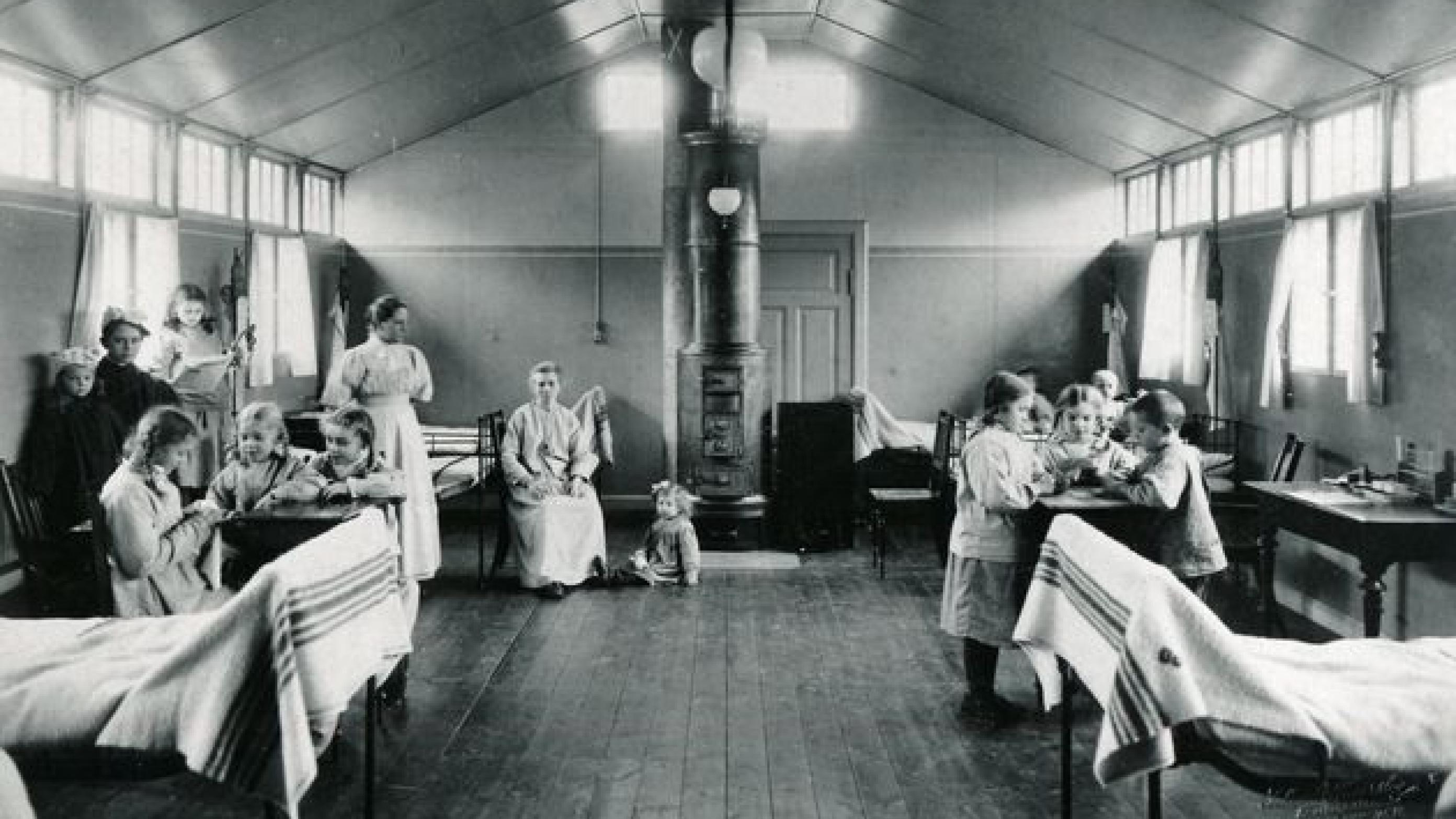 Børnestue på Blegdamshospitalet i København, 1920’erne. Foto: Dansk Sygeplejehistorisk Museum. 