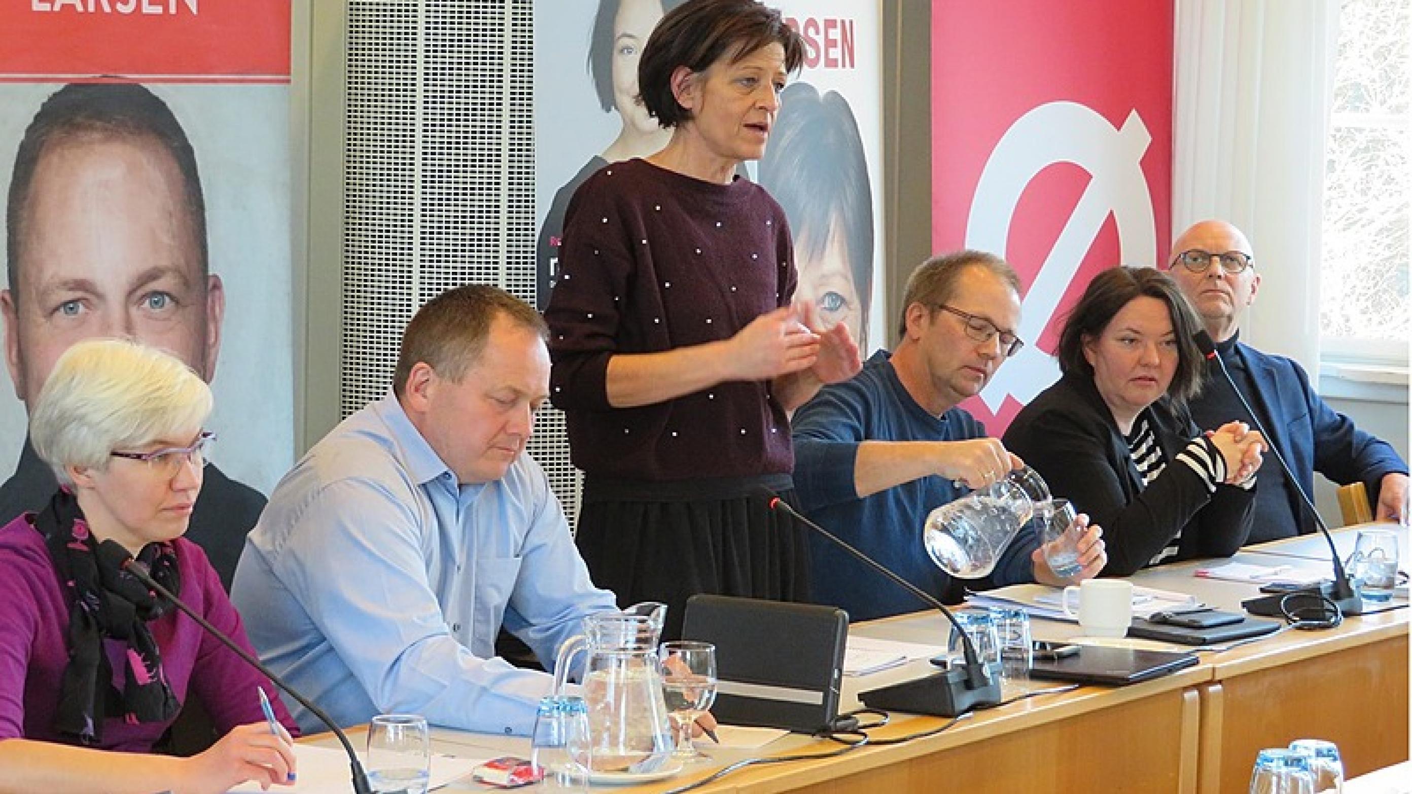 Sundhedspolitikere fra de ni partier i Folketinget svarede på spørgsmål fra salen. Foto: Vibeke Holm Andersen