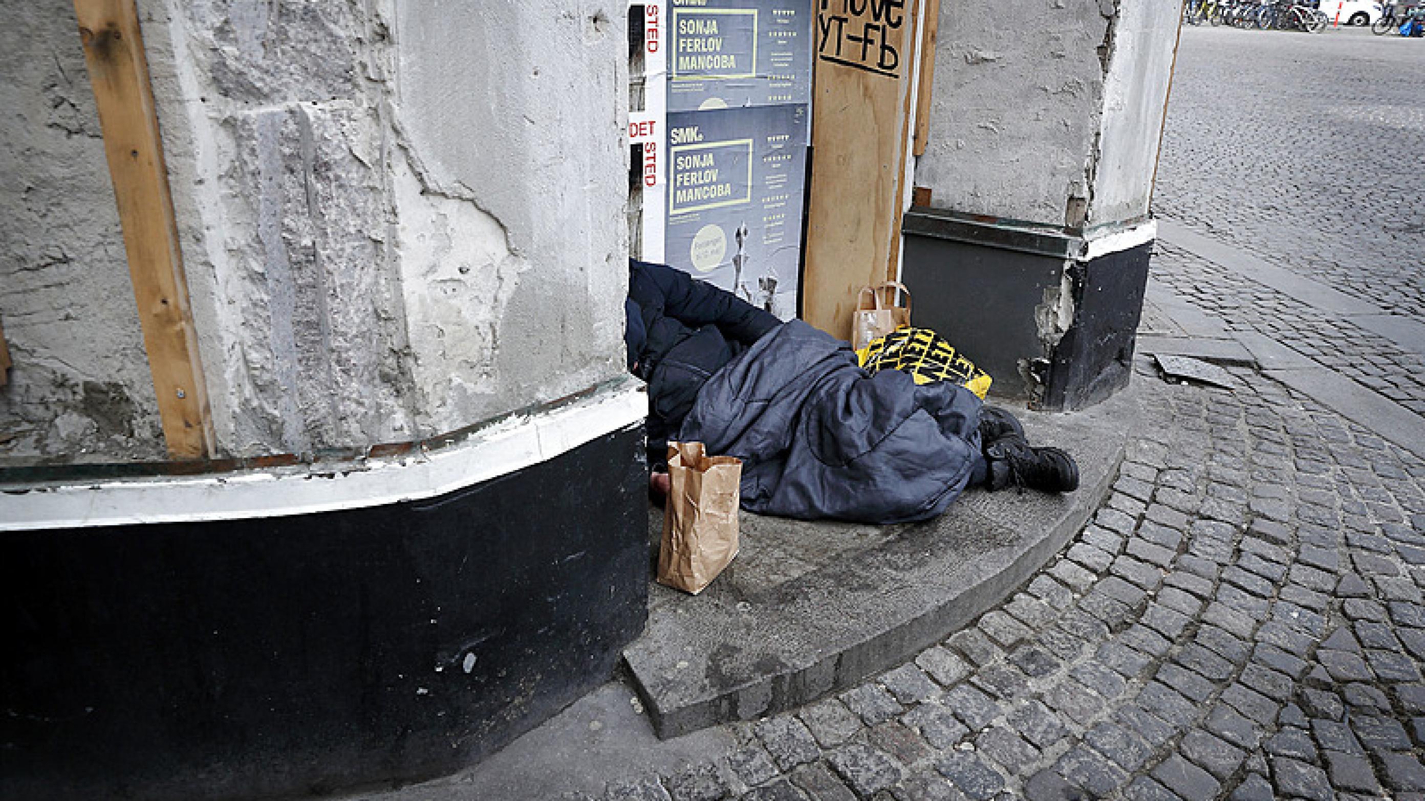  En hjemløs sover på gaden på Strøget i København. Foto: Jens Dresling / Ritzau Scanpix