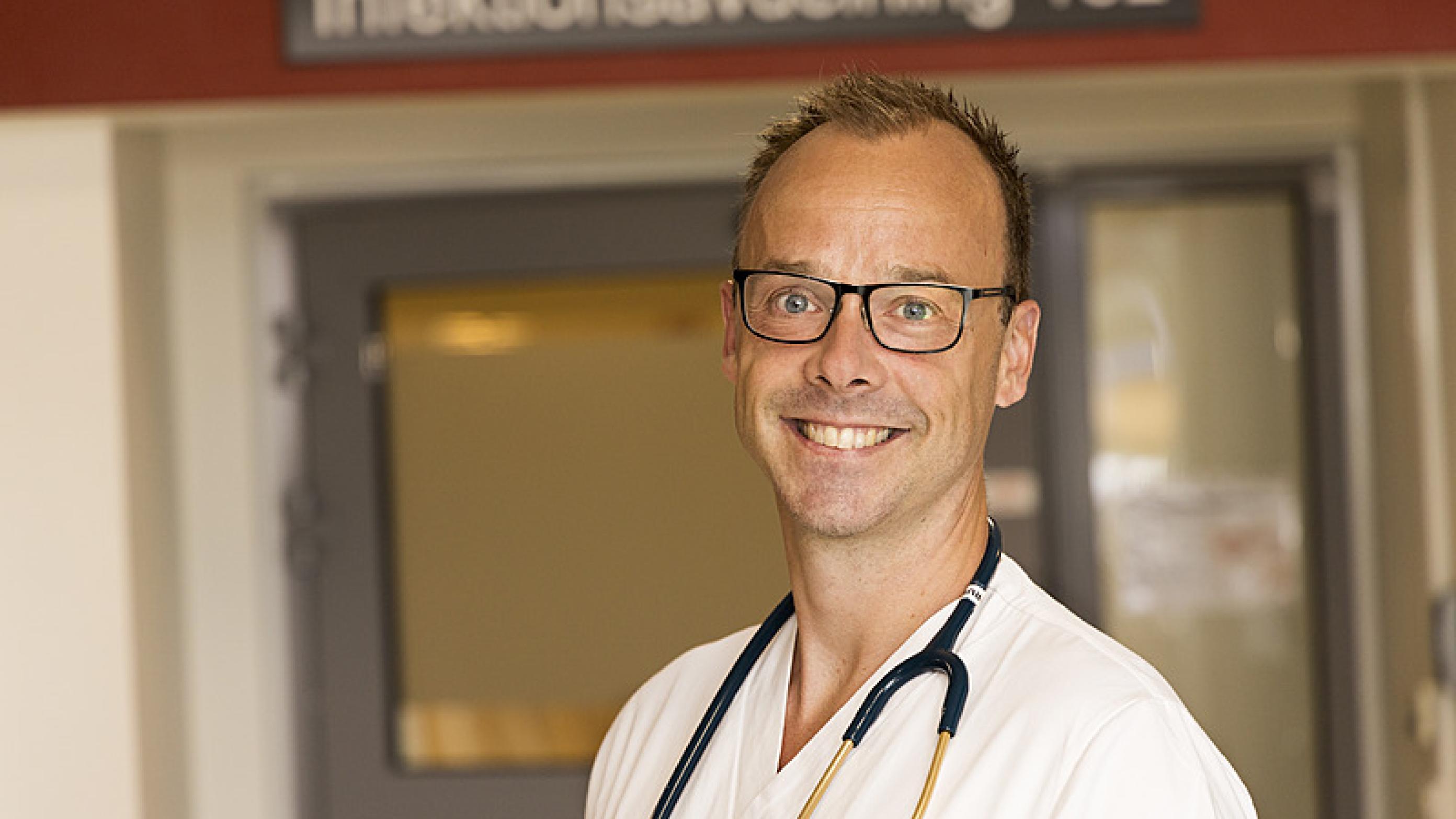 Morten Saksø er i dag tilbage som hoveduddannelseslæge på infektionsklinikken i Kristianstad, men lægelivet har ændret sig. Han ser ikke længere sit lægearbejde som et kald, det følte han tidligere. 