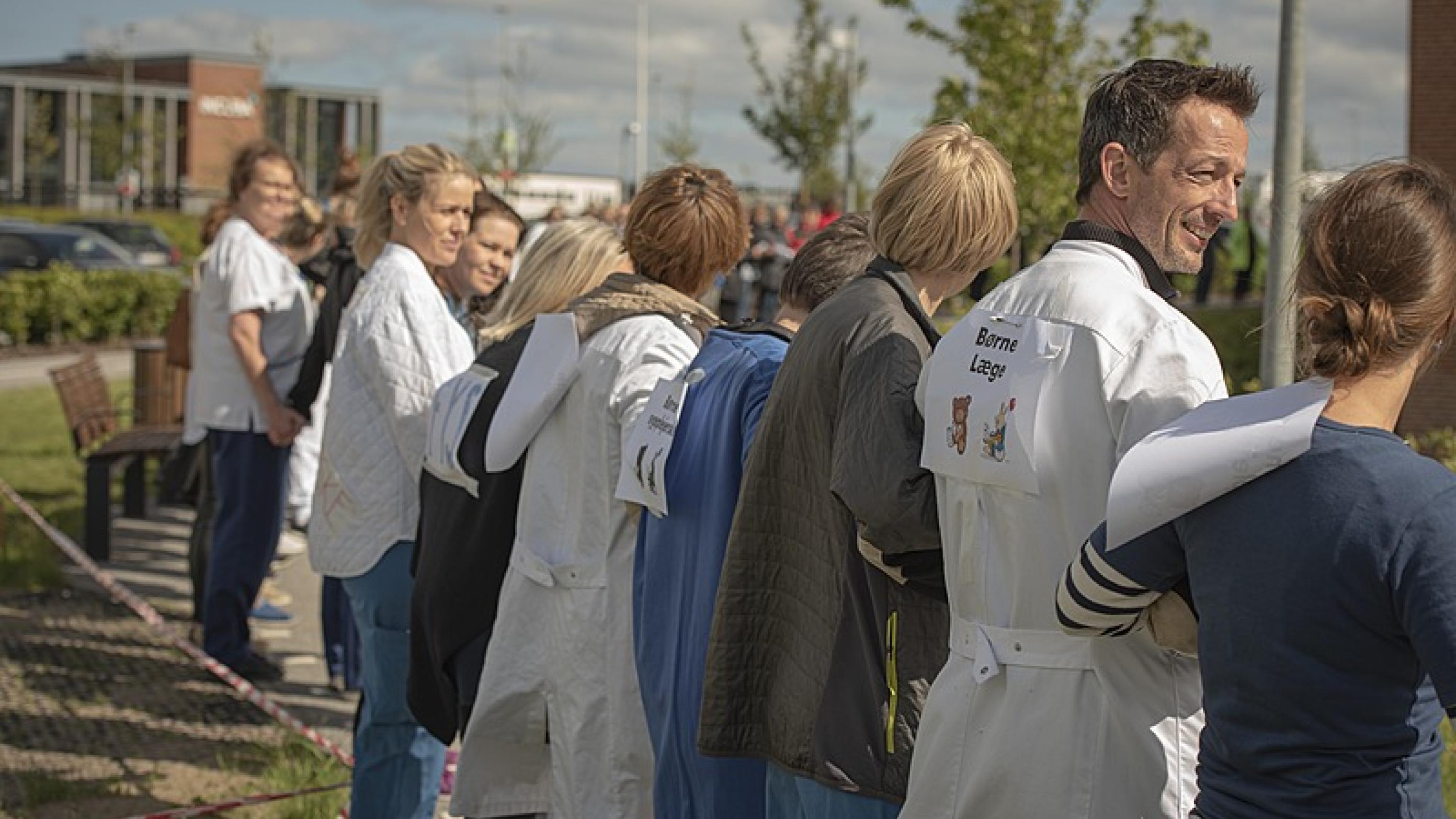 Ansatte ved AUH planlægger flere aktioner. Her er det menneskekæden omkring hospitalet før sommerferien. Foto: Lise Nielsen