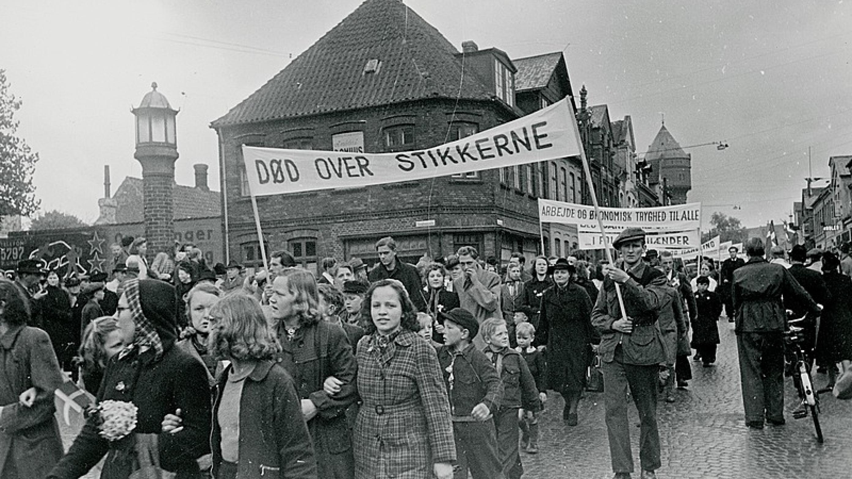 Kravet om dødsstraf over landssvigerne var massivt efter befrielsen. I de store byer var der demonstrationer i stil med denne i Odense om formiddagen den 5. maj 1945. Foto: Frihedsmuseet.