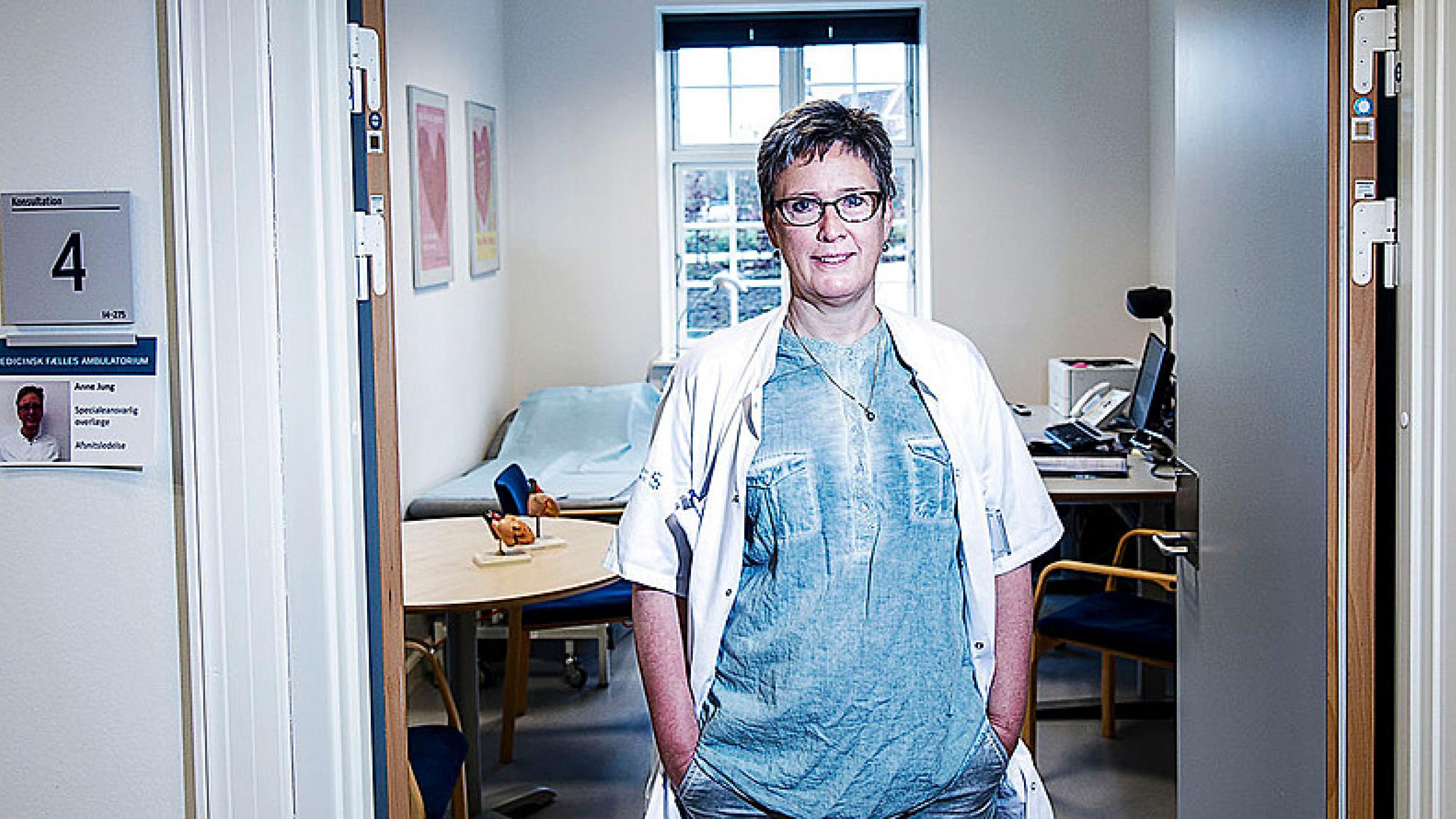 Overlæge Anne Jung i døren til sit kontor på medicinsk afdeling på Holbæk Sygehus. Foto: Joachim Rode / Ritzau Scanpix 2016 