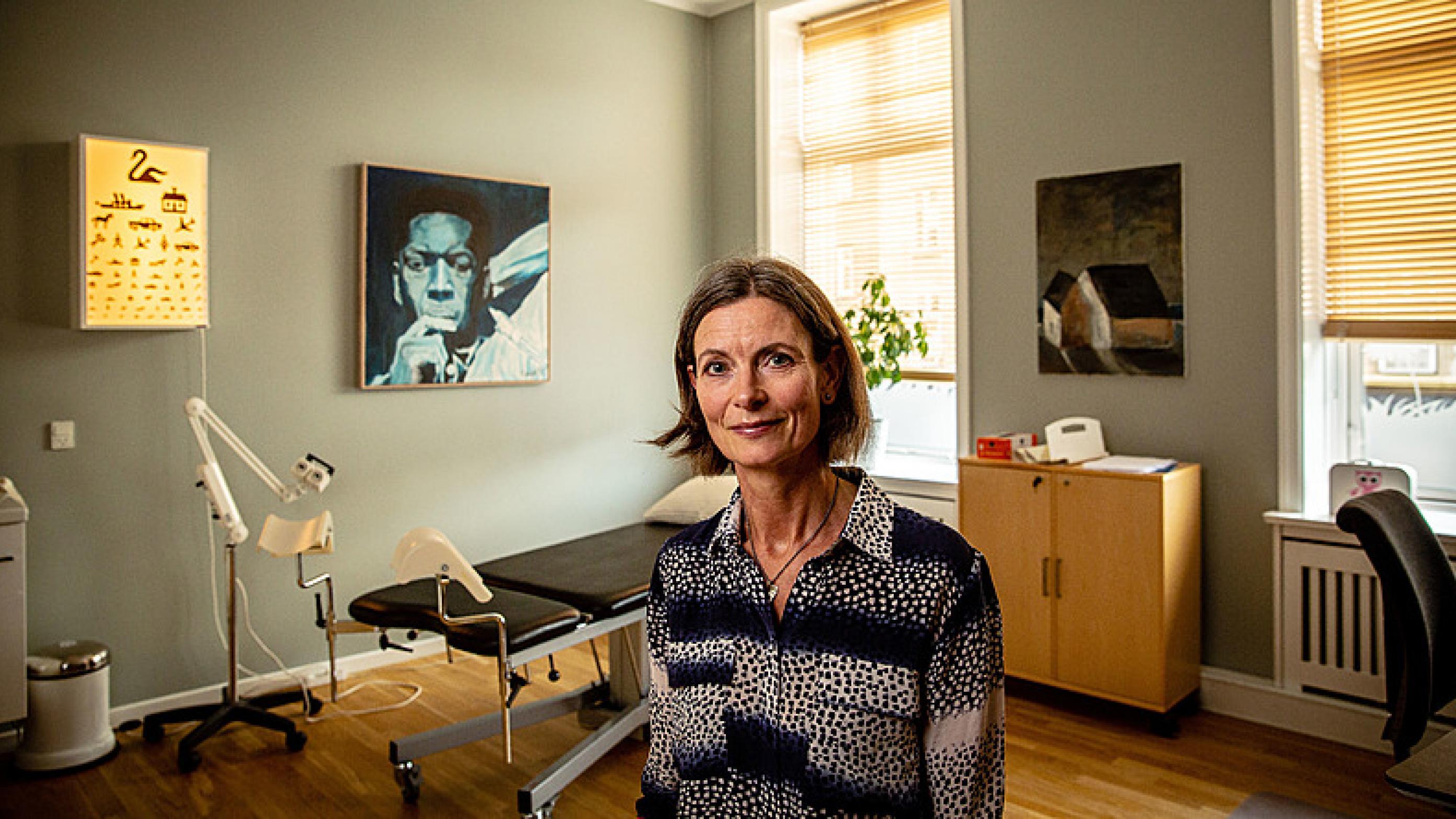 I det tomme konsultationslokale i Hanne Hejes lægepraksis midt i Aarhus kunne der sidde en uddannelseslæge på vej til at blive almenmediciner. Men regionen har sagt nej. Foto: Jesper Balleby