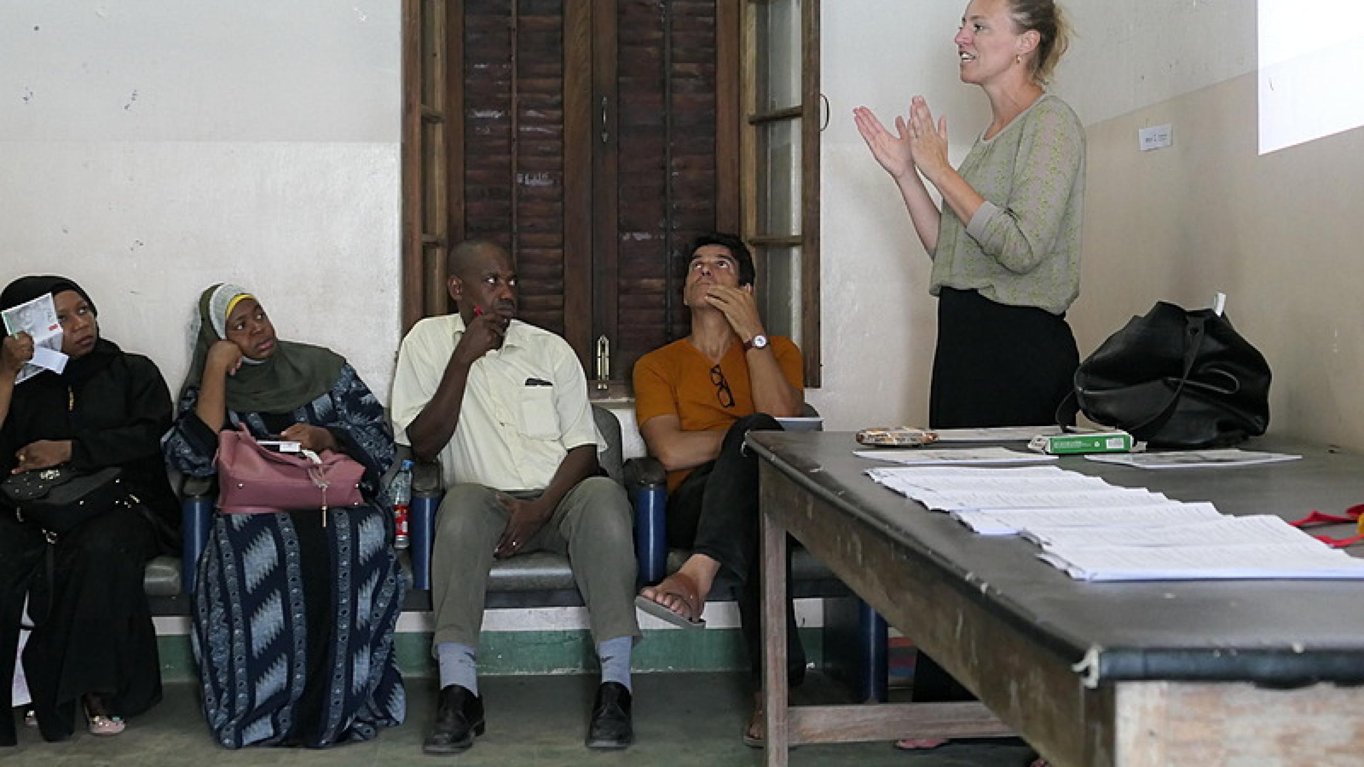 Nanna Maaløes ph.d.-projekt bestod af en lommebog med kliniske retningslinjer og en træningsintervention. Projektet har netop modtager 12 mio. kr. fra Danida og skal nu udbredes til flere hospitaler i Tanzania. Foto: Dan Meyrowitsch