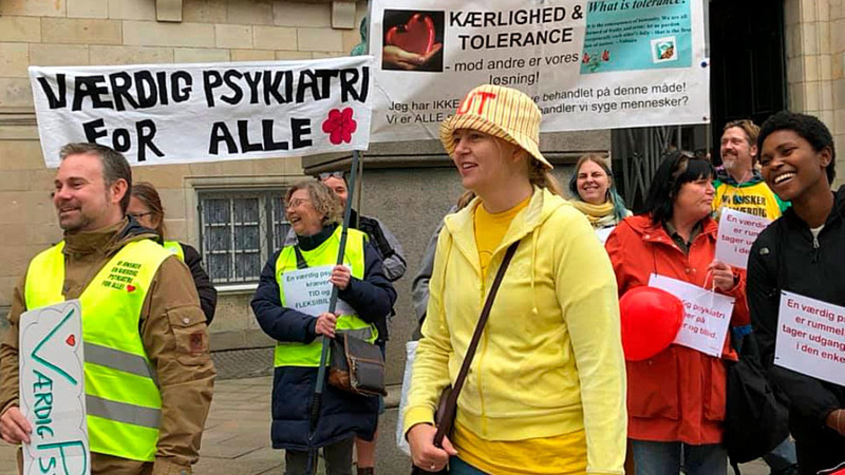 Til venstre Mikkel Rasmussen, der kalder sig "psykiater og græsrod", sammen med happeninggruppen. Billedet er fra Facebook-gruppen #VærdigPsykiatriForAlle, som er åben for alle.  Se link i artikel. 