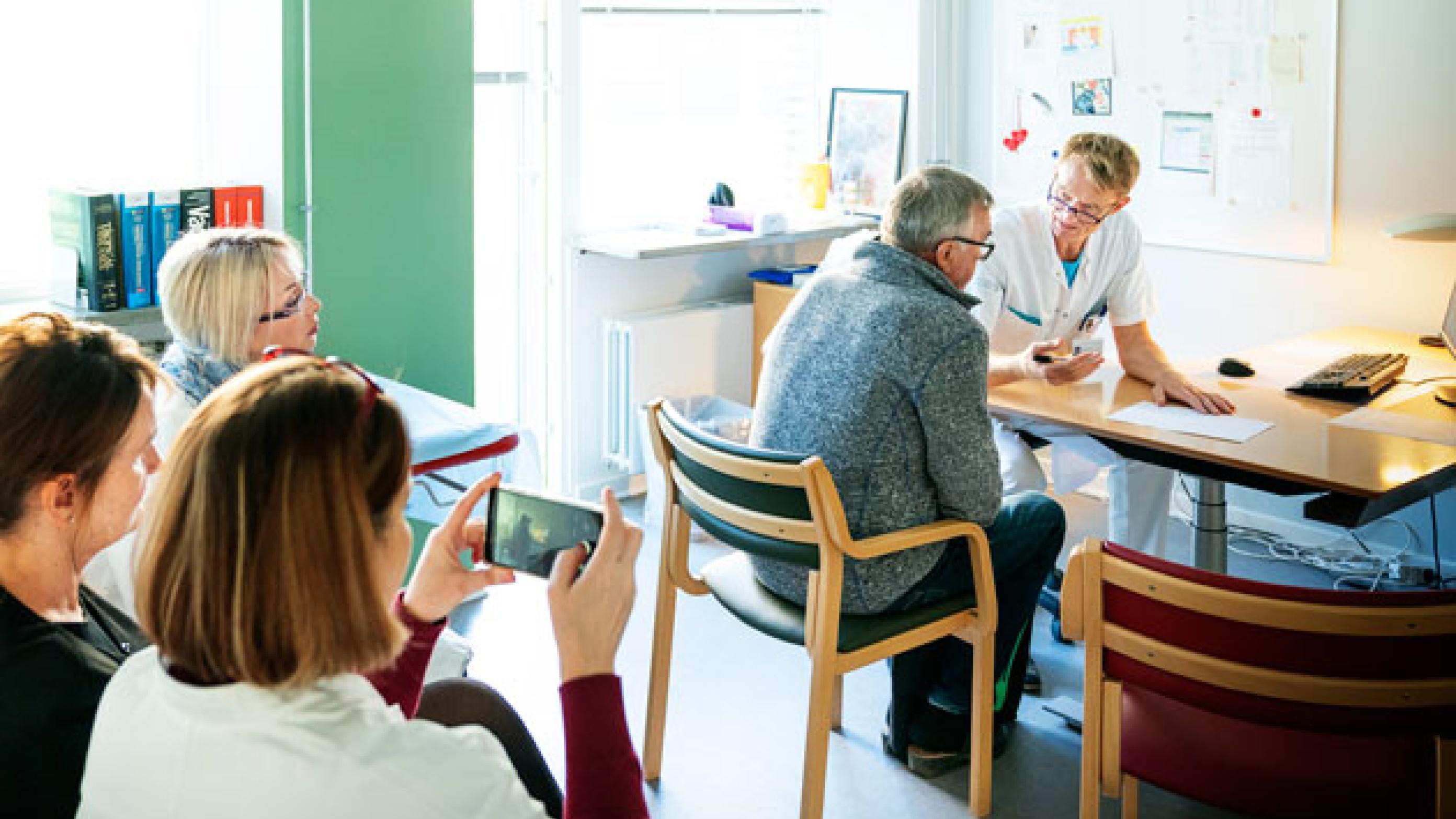 Ukrainske læger overværer en konsultation mellem Toke Seierøe Barfod og en patient. Foto: Claus Bech