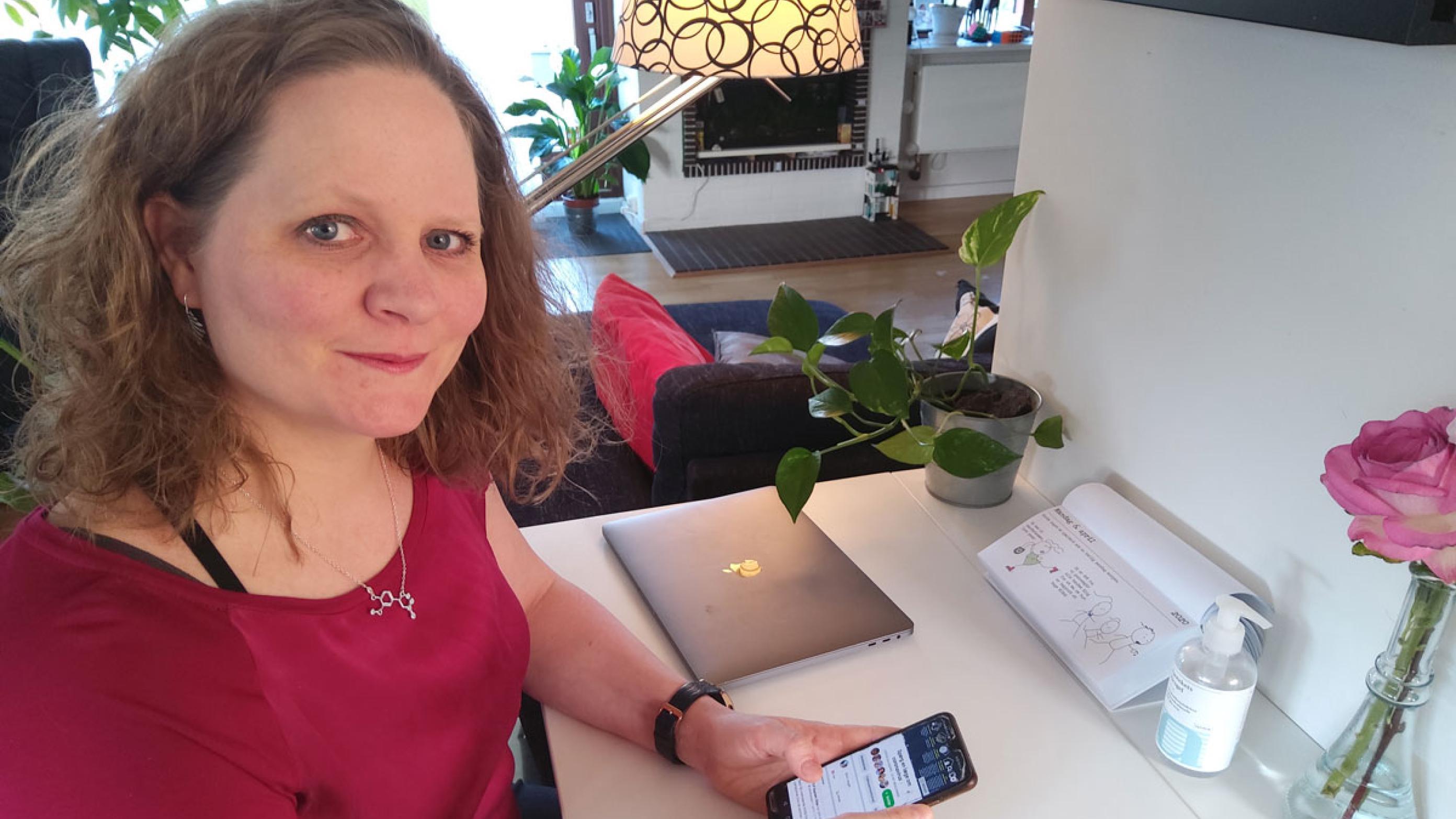 Dorthe Furstrand kan ikke arbejde mere end en time ad gangen på grund af senfølger fra en hjernerystelse. Men på den tid kan hun godt skrive et svar i Facebookgruppen ’Spørg en læge om coronavirus’, hvor hun og andre læger arbejdet frivilligt med at besvare danskernes spørgsmål. Privatfoto.
