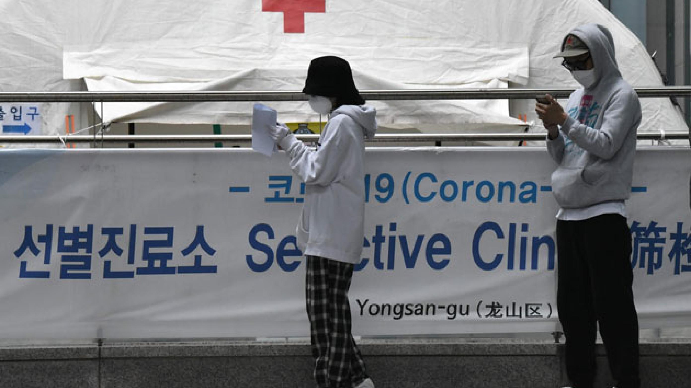 Kø til corona-testteltet i Seouls natklub-kvarter Itaewon, som var ramt af et cluster-outbreak. De sydkoreanske myndigheder blev kritiseret for at tracke borgernes bevægelser i nattelivet med mobildata. Mange frygtede yderligere stigmatisering af homoseksuelle Foto: Jung Yeon-Je/AFP/Ritzau Scanpix