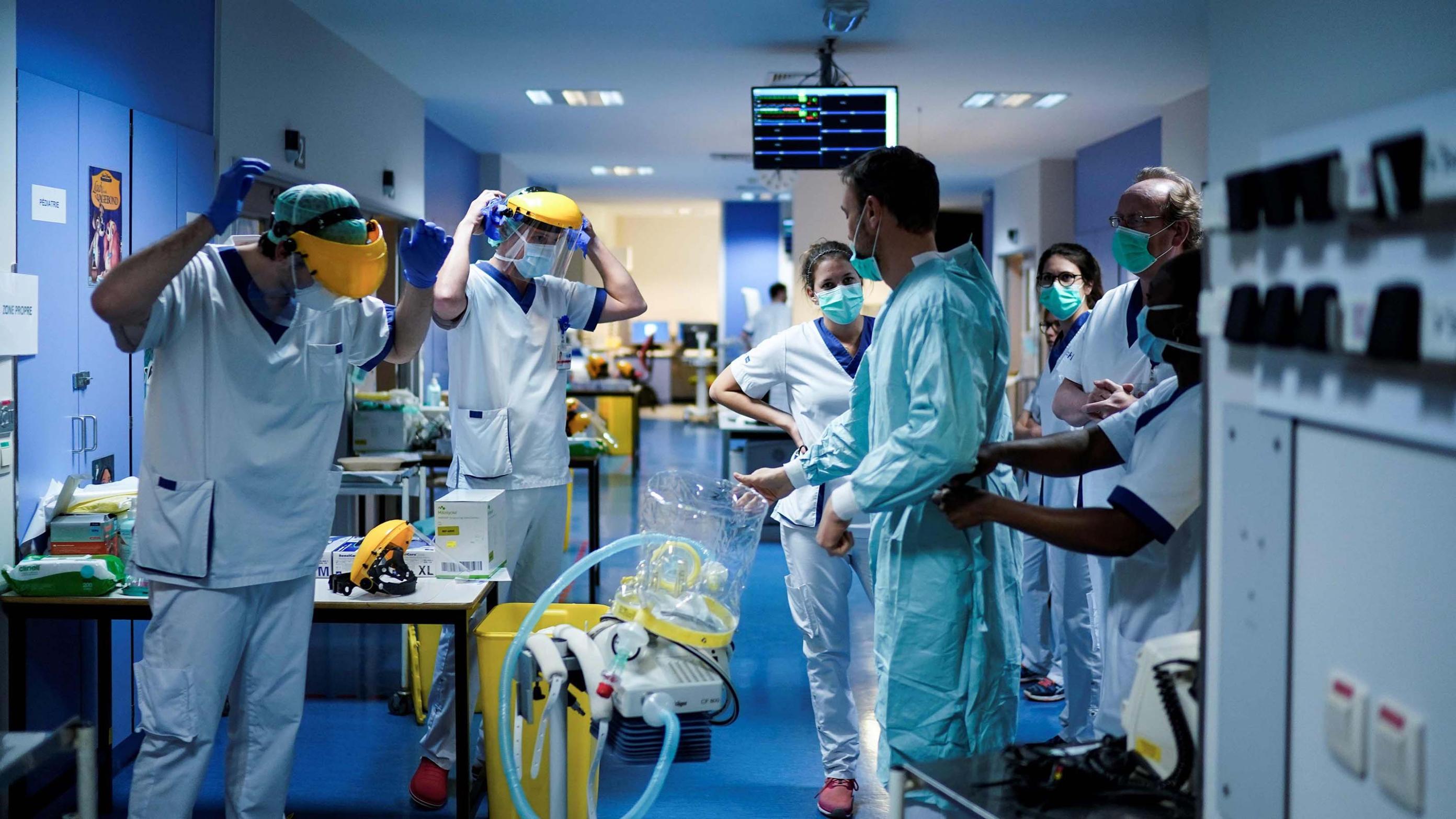 Sundhedspersonale på Erasmus Hospital i Bruxelles. Foto: Kenzo Tribouillard/AFP/Ritzau Scanpix