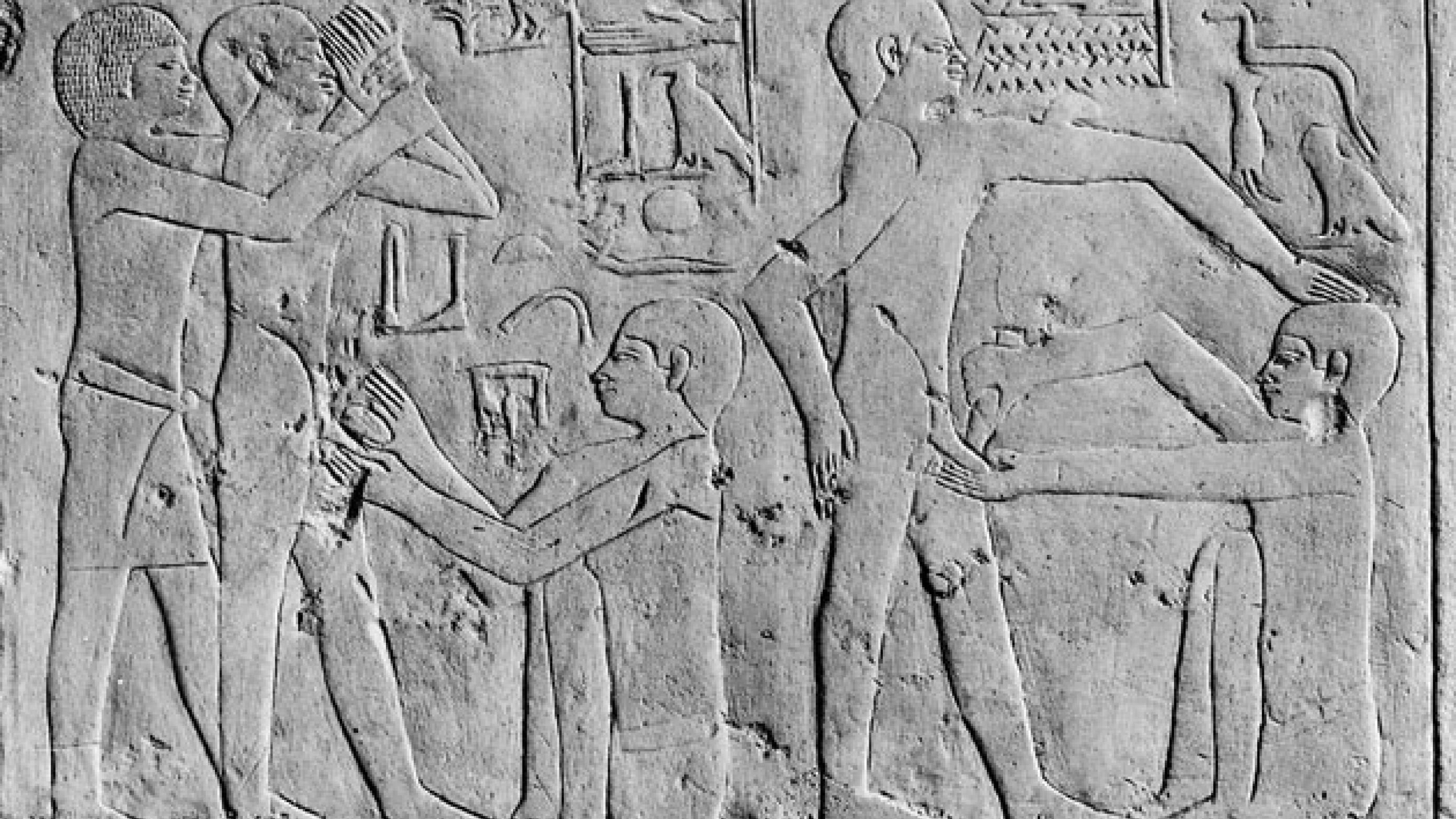 Relief på Ankh-ma-Hors sarkofag i Saqqara fra omkring 2350 f.v.t. viser den rituelle omskæring som forberedelse til indtræden i præsteskabet. Manden til højre siger ifølge inskriptionen: »Skær godt til!«. Den siddende mand med kniven svarer: »Jeg skal nok være omhyggelig«. Personen til venstre er knap så kålhøgen: Manden med kniven siger til sin hjælper: »Hold ham fast. Lad ham ikke besvime«. Hjælperen svarer: »Jeg skal gøre, som du ønsker«. (Foto: The Wellcome Collection)