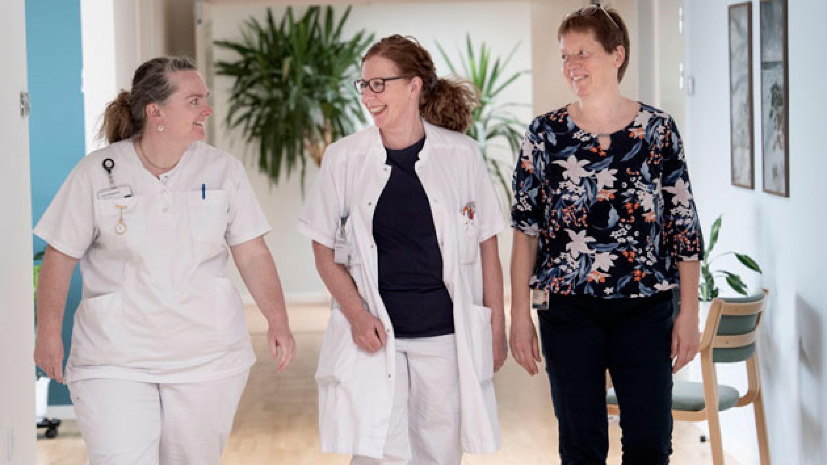 Tre af de kolleger, der arbejder med liasonsomatik er sygeplejerske Lone Volsgaard, endokrinolog Jenna Rosenqvist Ibsen og koordinator Anne Marie Dahlgaard. Foto: Lars Horn / Baghuset 
