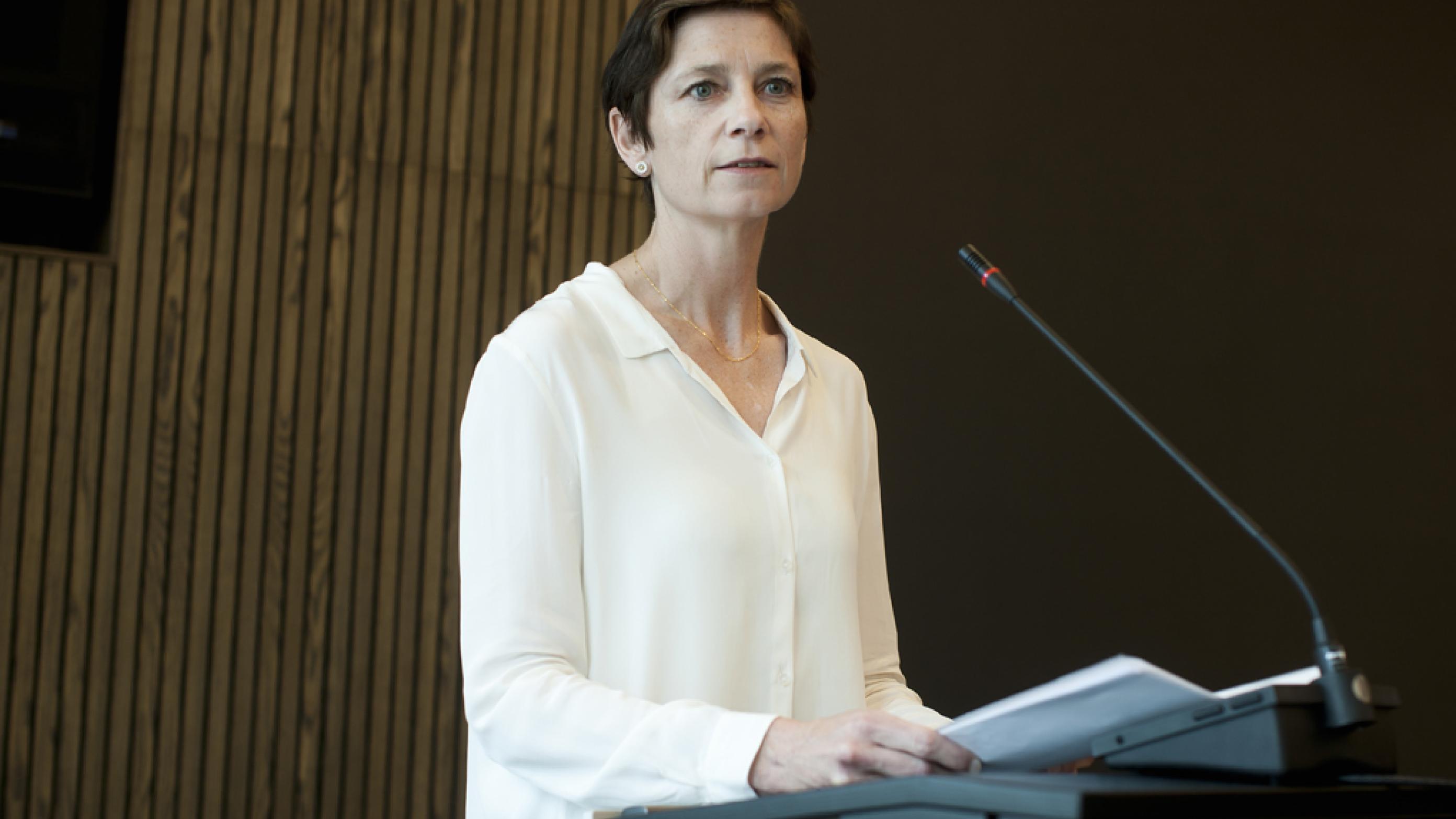 Rikke Margrethe Friis, forhandlingsdirektør i Danske Regioner, fra talerstolen ved Yngre Lægers repræsentantskabsmøde den 10. juni 2021. Foto: Claus Boesen. 