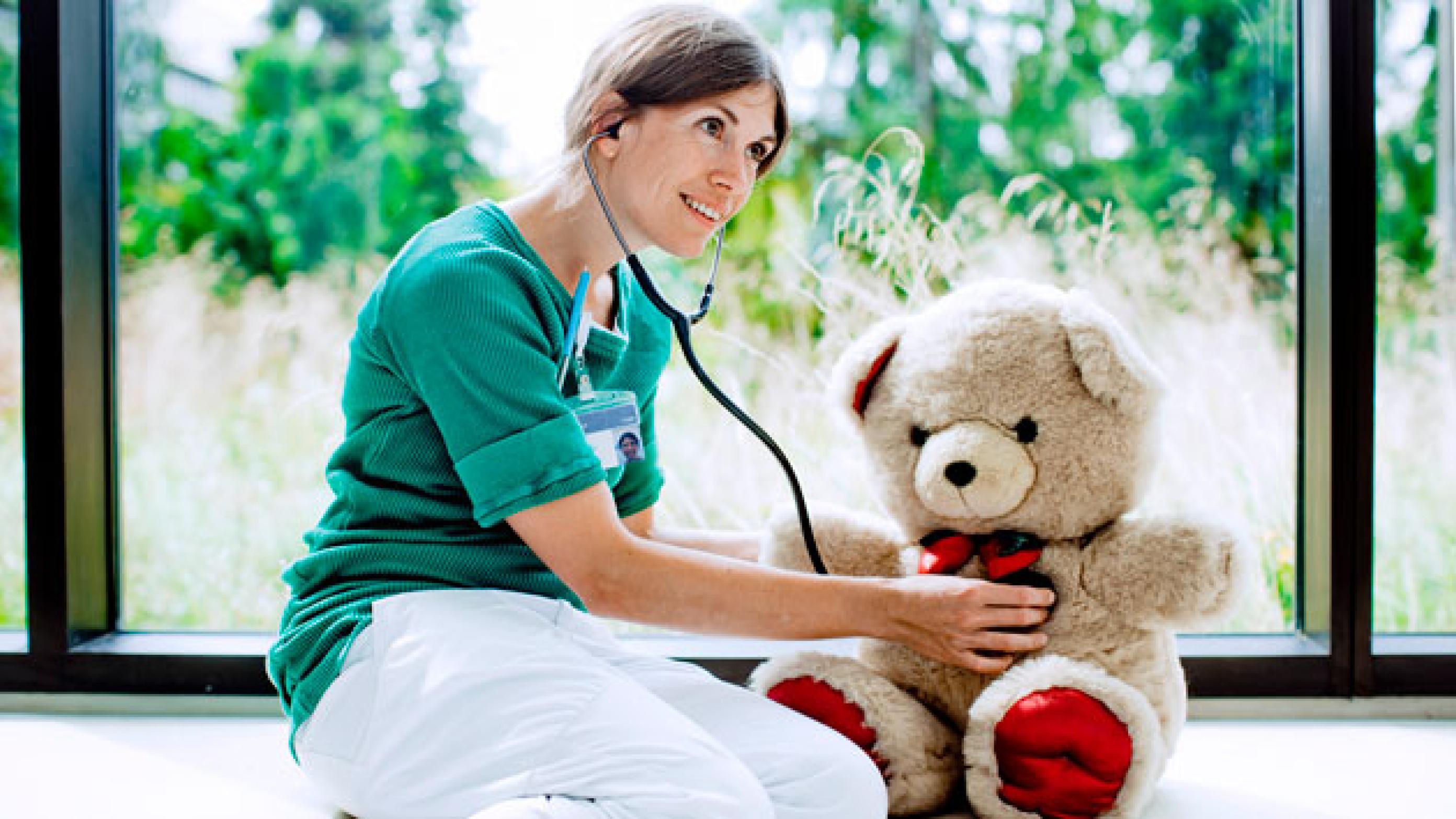 Sandra Meinich Juhl har udover sit arbejde som læge også en tjans som bamselæge på DR Ramasjang, hvor hun hjælper bamser, der er syge eller er kommet til skade. Hun behandler bamser, som hun ville behandle børn, og dermed får børnene et indblik i, hvordan det er at komme på hospitalet. Foto: Claus Boesen.