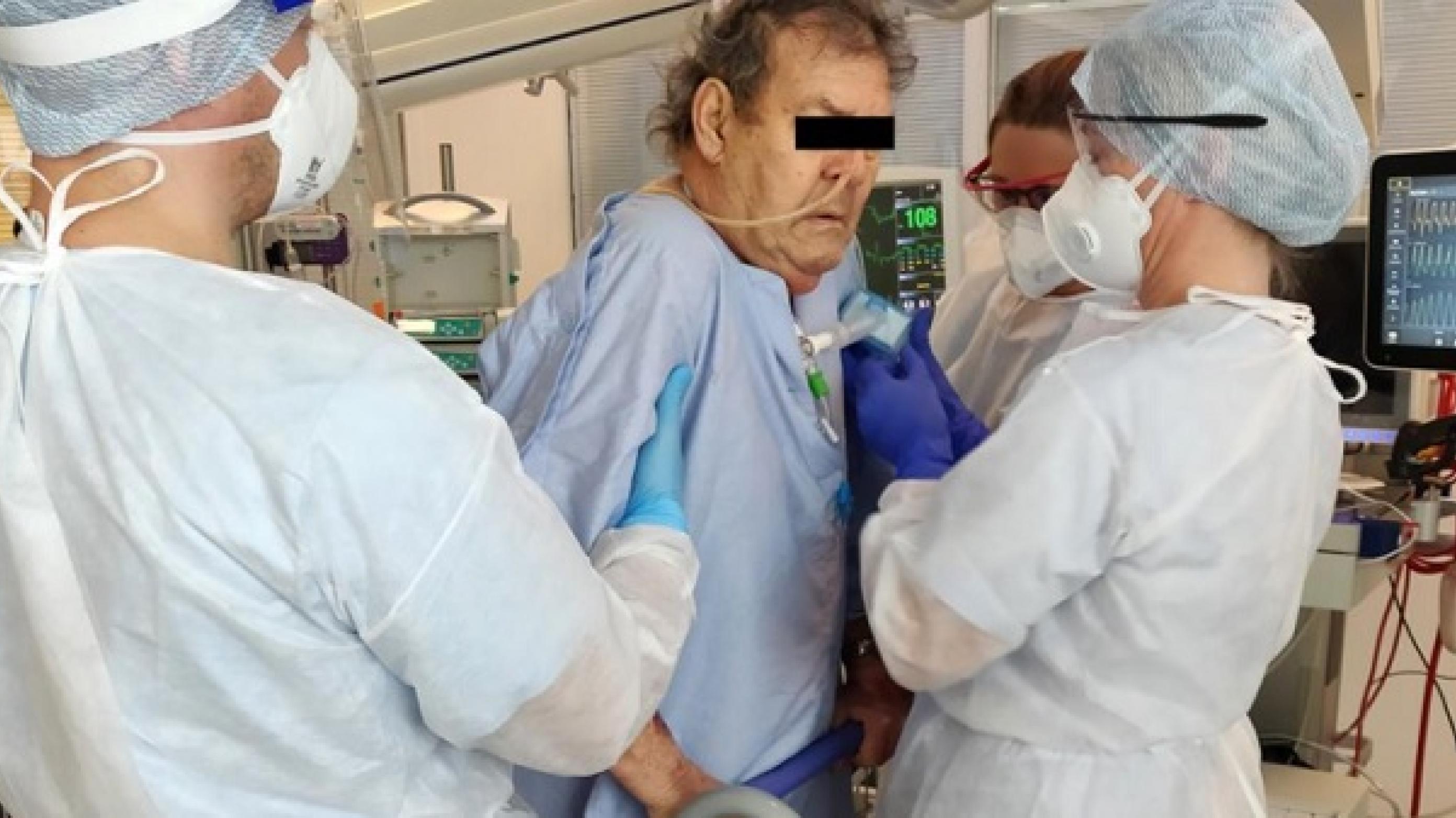 81-årig mand havde efter respiratorbehandling i 40 dage behov for støtte fra tre personer ved mobilisering til stående stilling. Billedet bringes med tilladelse fra patienten.