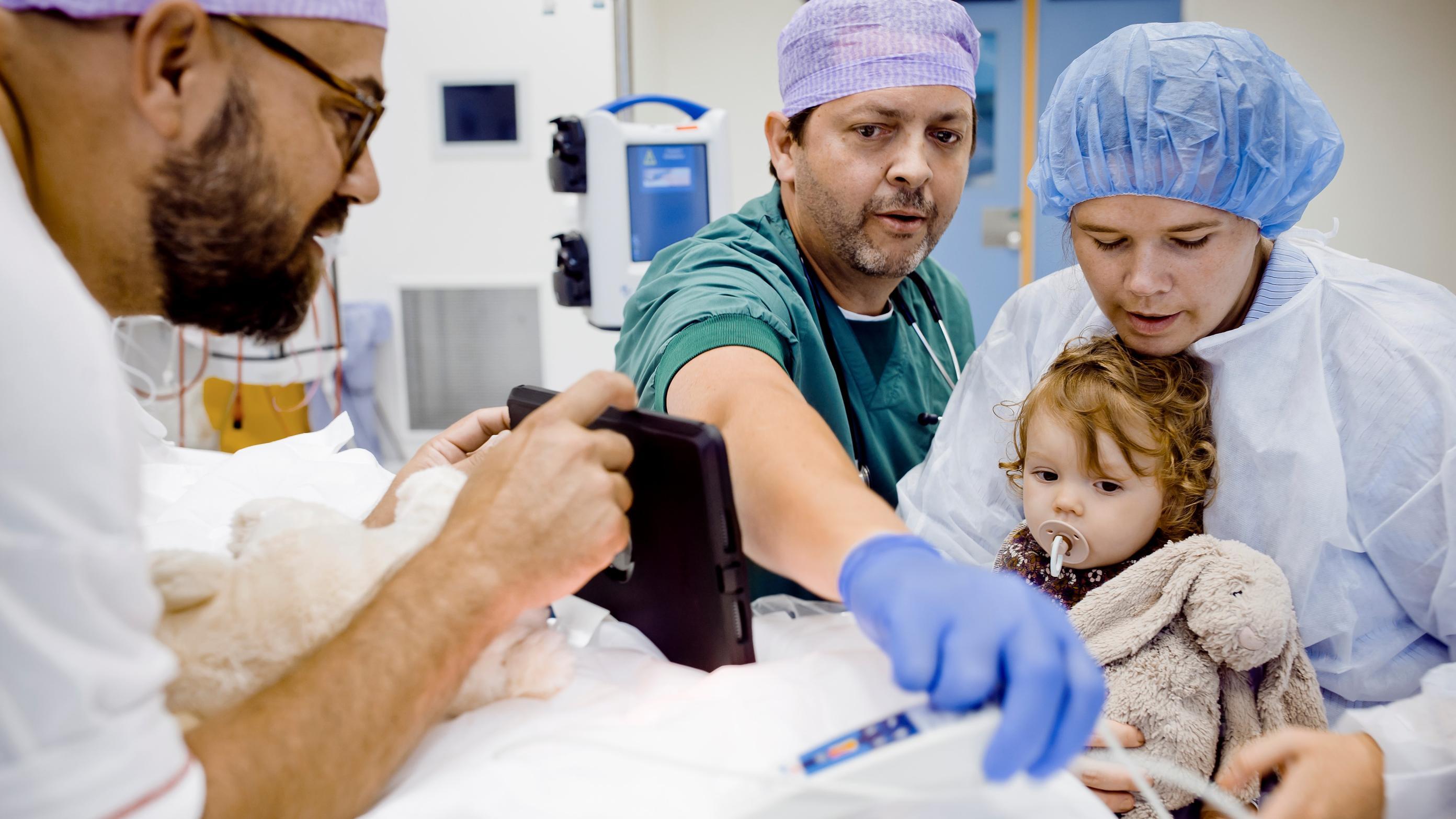 Børneanæstesilæge Morten Bøttger og operationsteamet er ved at gøre en patient klar til en mindre operation. Foto: Claus Boesen 