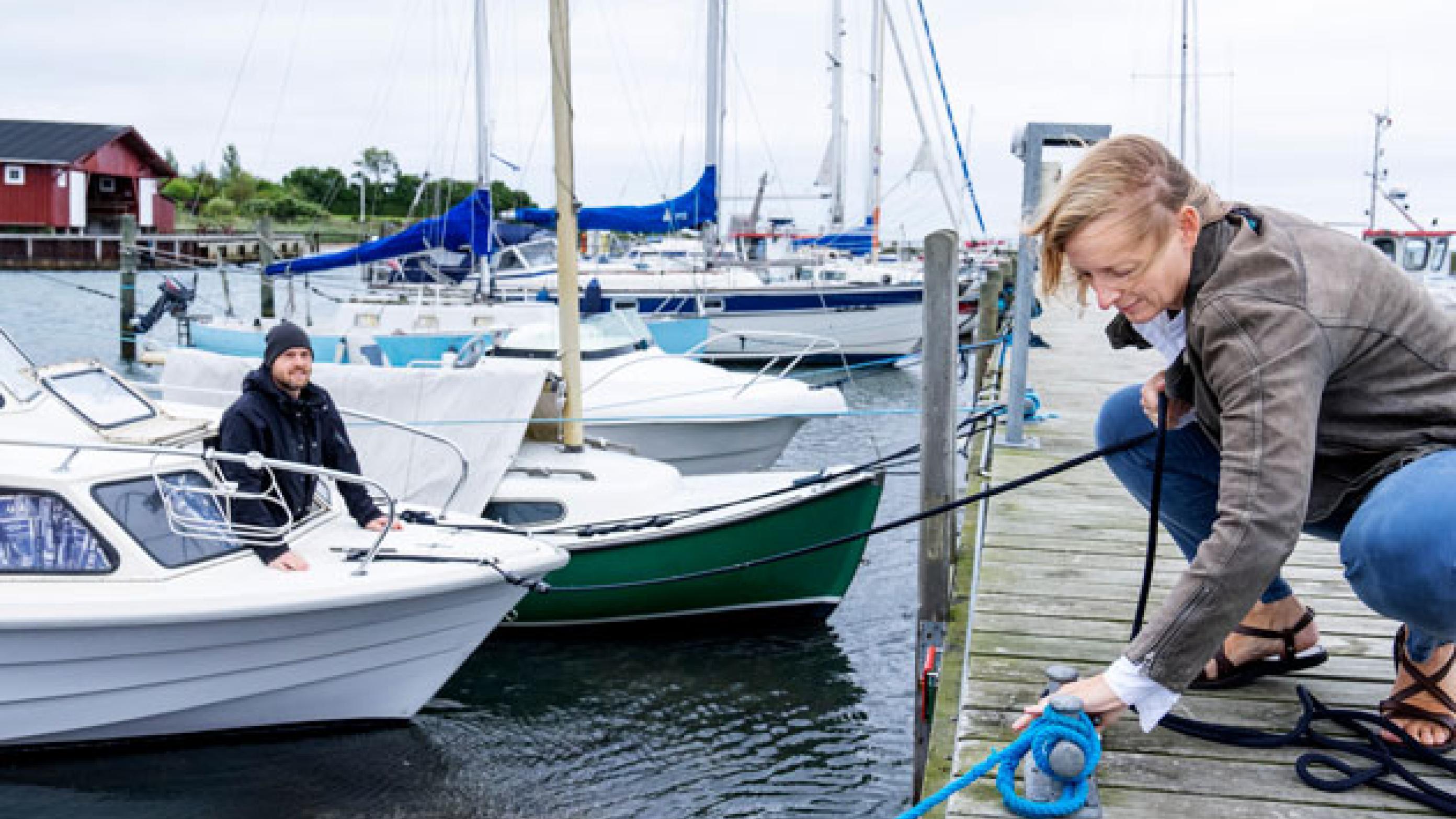 Lægeparret kan hurtigt komme frem til patienterne på naboøen Femø i deres motorbåd. Foto: Claus Bech