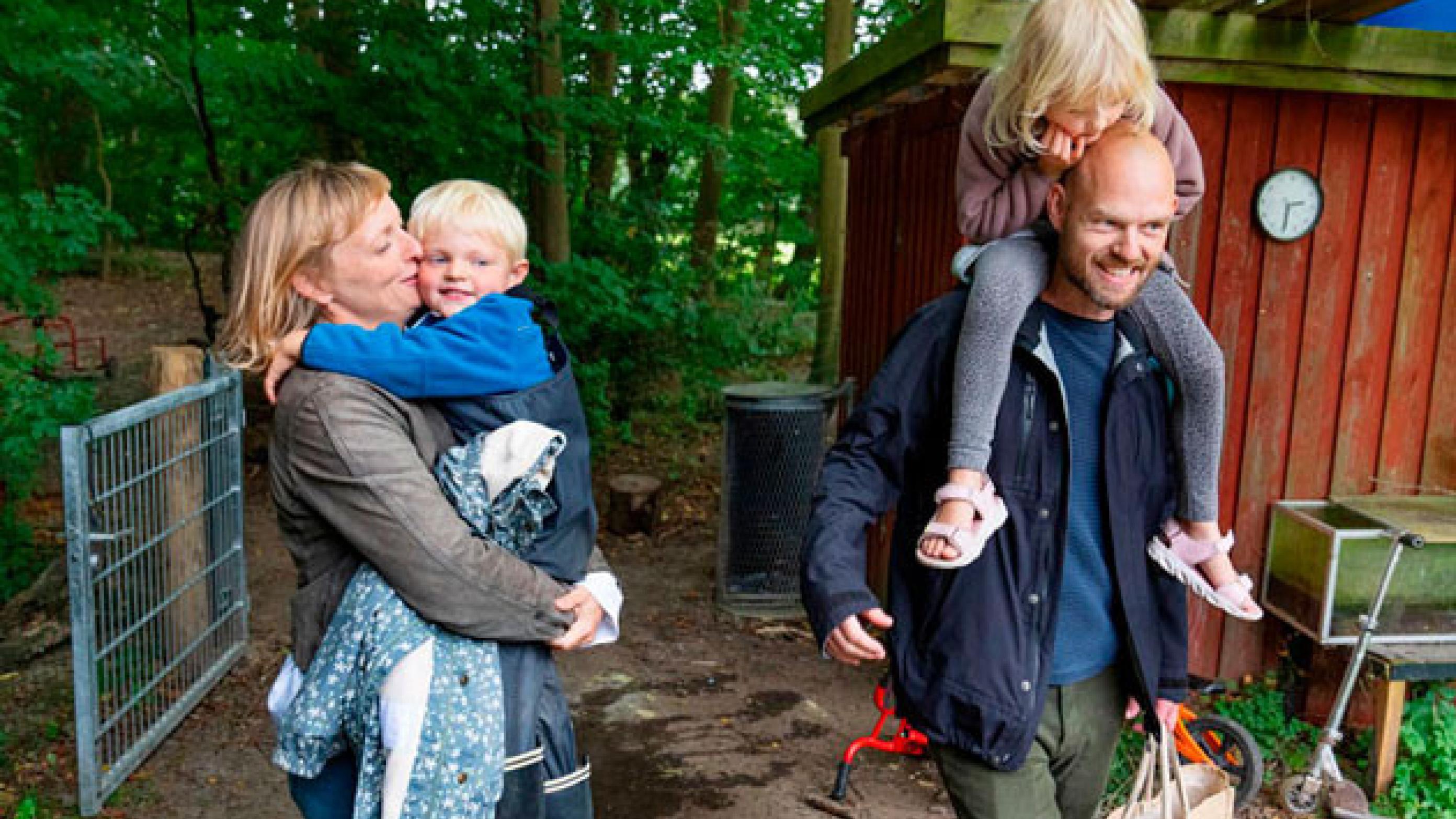 Katrine Rose Larsen og Christian Lund Hansen med deres to børn. Foto: Claus Bech 