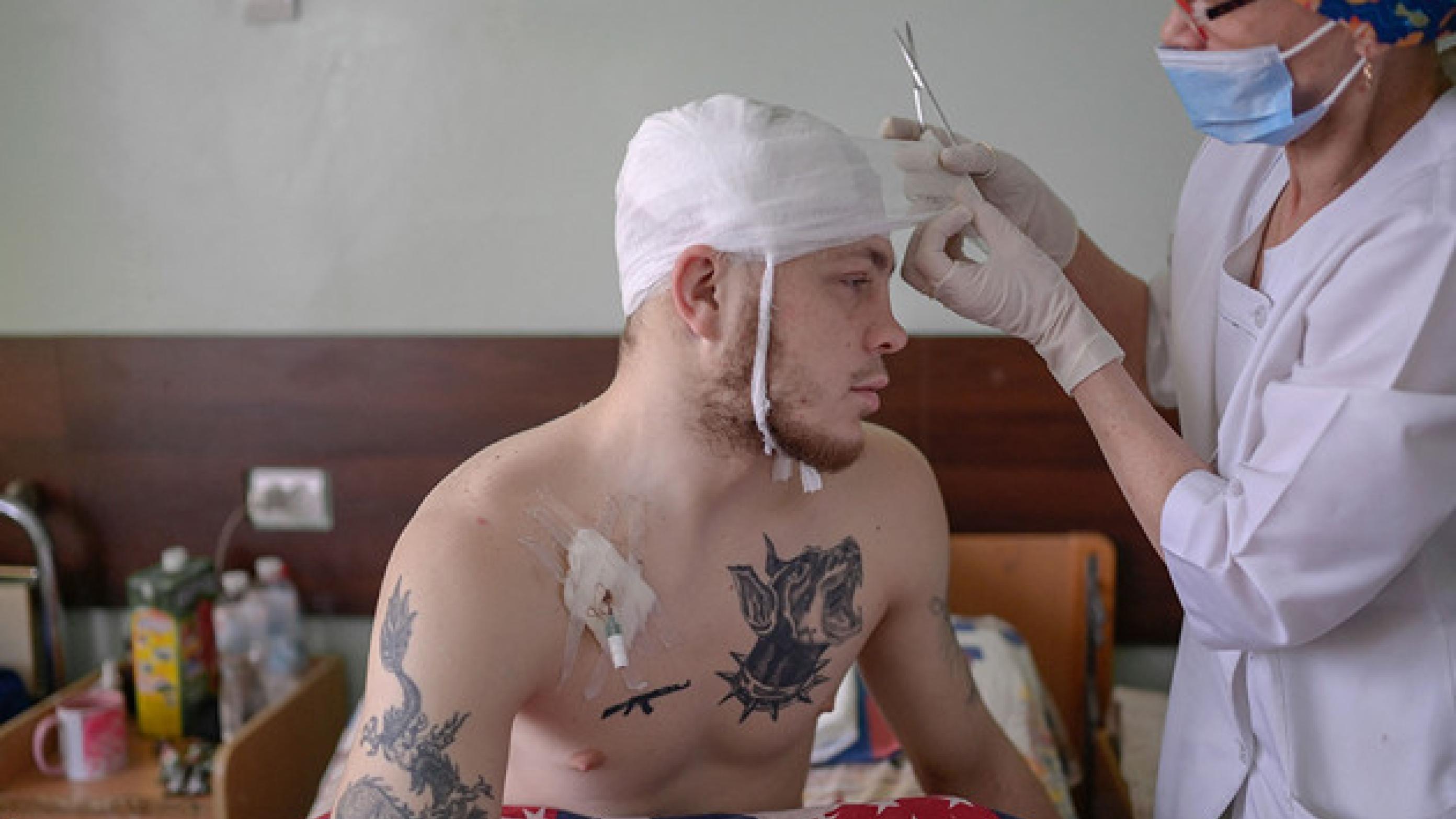 En såret ukrainsk soldat modtager behandling på et hospital i byen Mykolaiv, 100 km fra Odesa. Danske hospitaler kan komme til at modtage op til 200 ukrainske sårede og flygtninge med behov for behandlling. (Foto: Bulent Killic/AFP/Ritzau Scanpix)