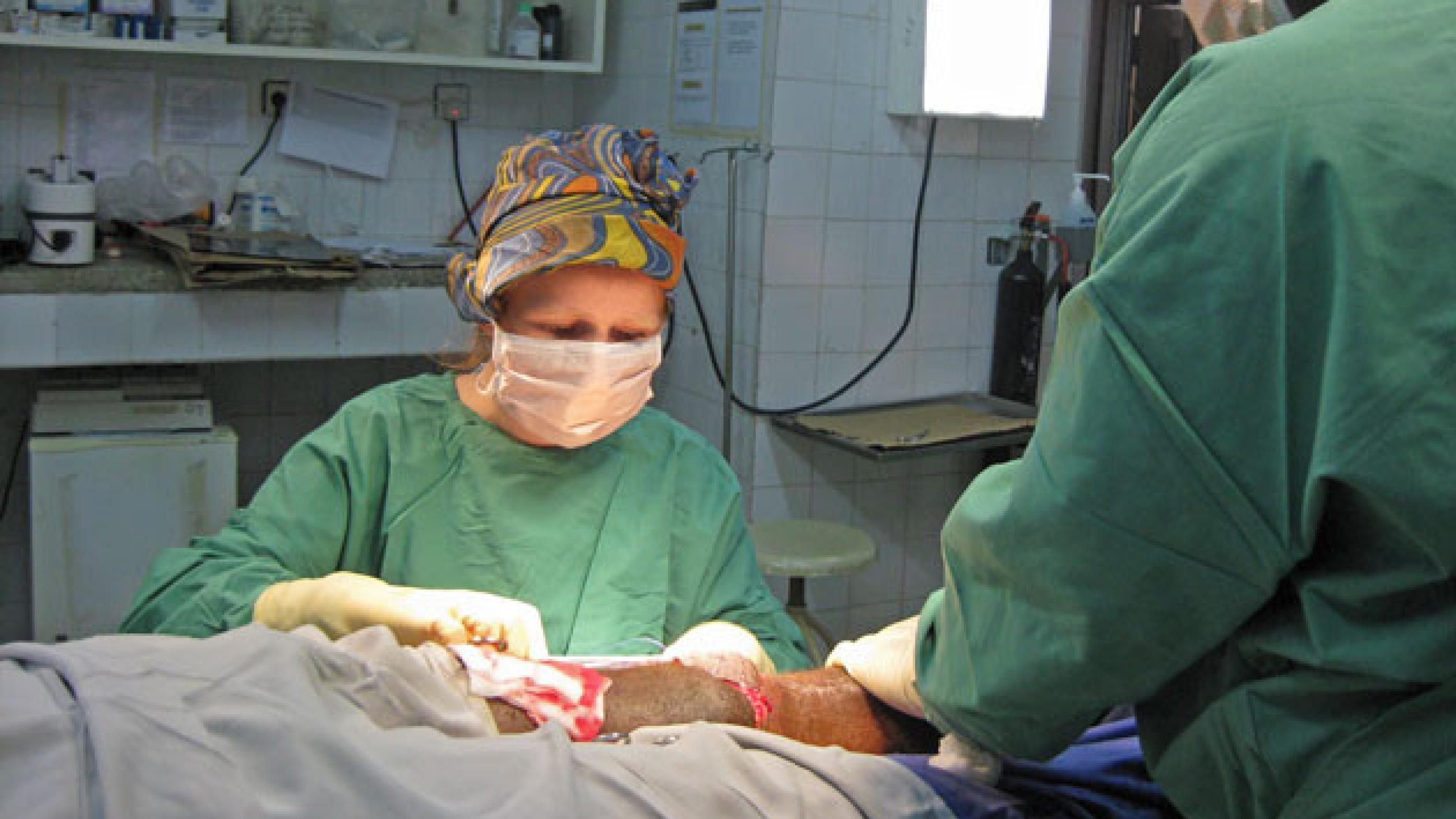 Kathrine Holte opererer et ben i Nigeria i 2010. Foto: Privat.