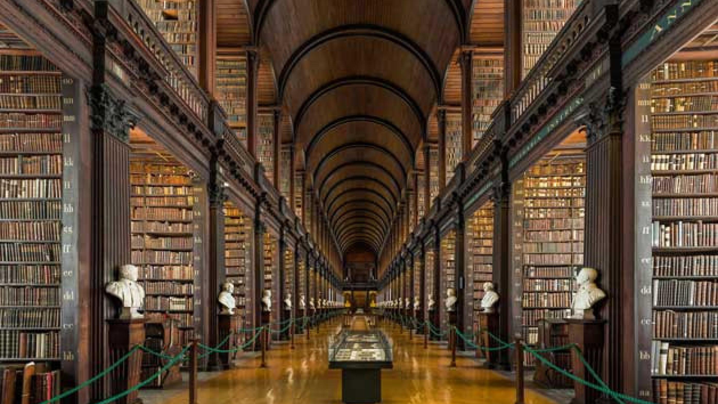 The Library of Trinity College Dublin er bibliotek for Trinity College og University of Dublin i Irland. Samlingen består af omkring 7 millioner genstande. David Iliff. License: CC BY-SA 3.0