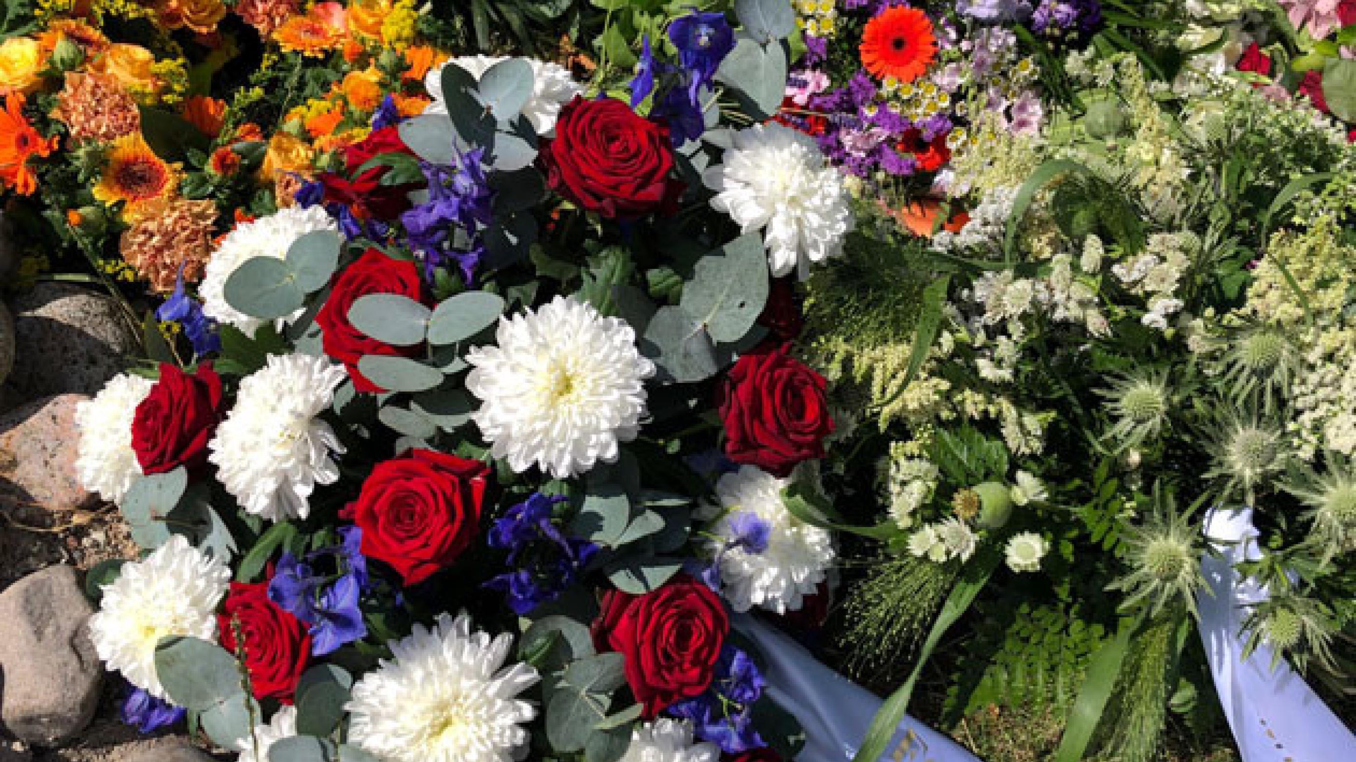 Kirken var fuld af blomster til den dræbte læges bisættelse. Foto: Ugeskrift for Læger 