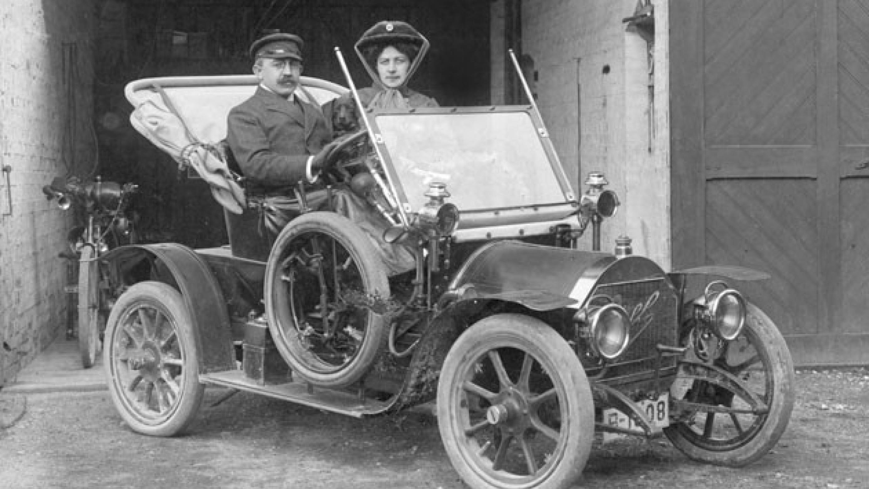 I 1909 sendte Opel sin model 4/8 PS på markedet. Det var en tosæders bil, og den kostede omkring 4.000 Mark – en uhørt lav pris, som betød, at også middelklassen kunne få råd til den. På grund af sin størrelse var den nem at komme omkring med, og læger begyndte hurtigt at bruge den til sygebesøg. Modellen fik derfor kælenavnet Doktorwagen, og 4/8 fortæller, at bilen har en firecylindret rækkemotor med otte hestekræfter (PS = Pferdestärke) (Foto: Opel).