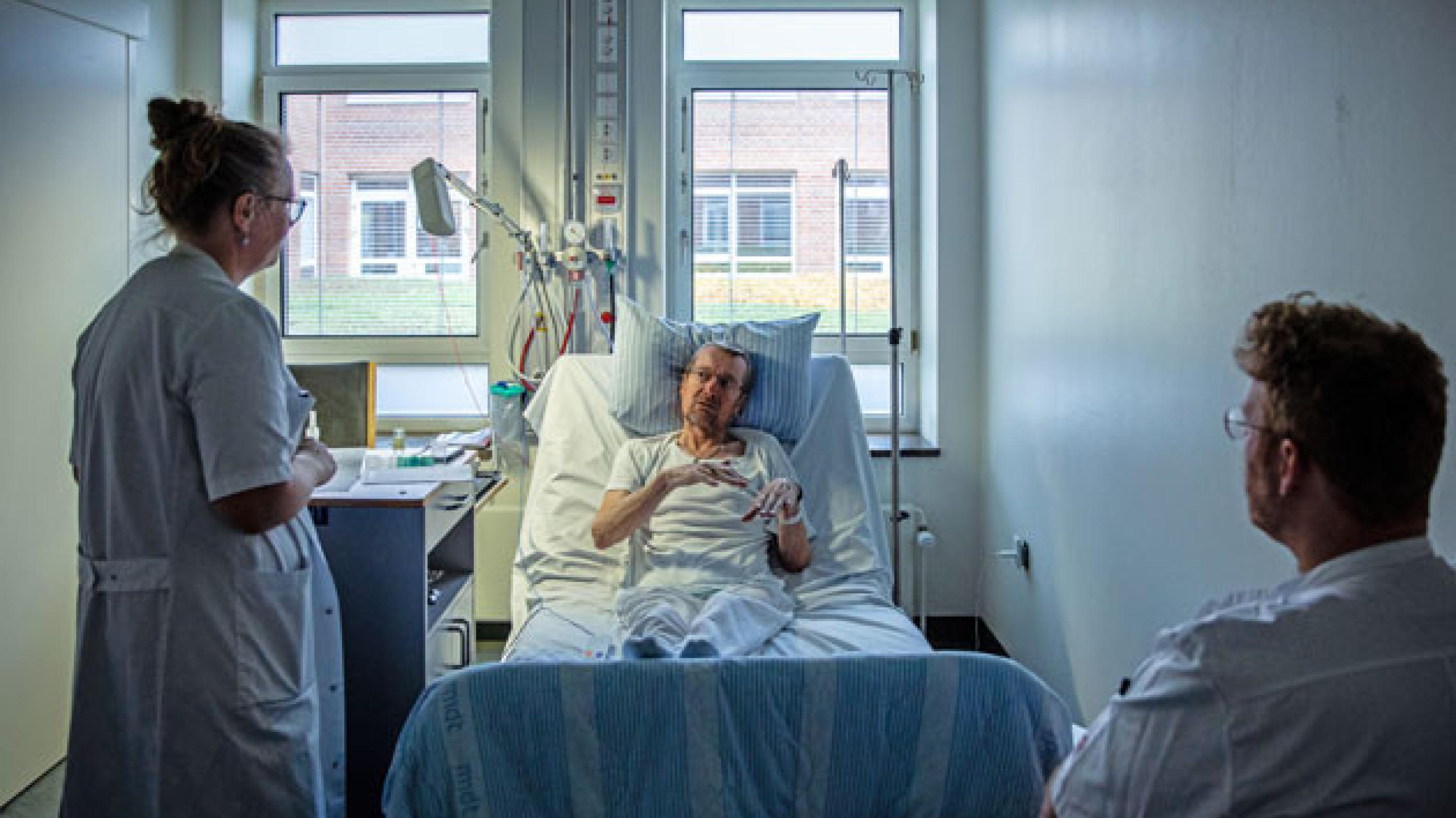 Lungemediciner Gitte Anna Madsen, AUH, ser til en patient sammen med sin kollega Jeppe Holm Atkins. Foto: Jesper Balleby