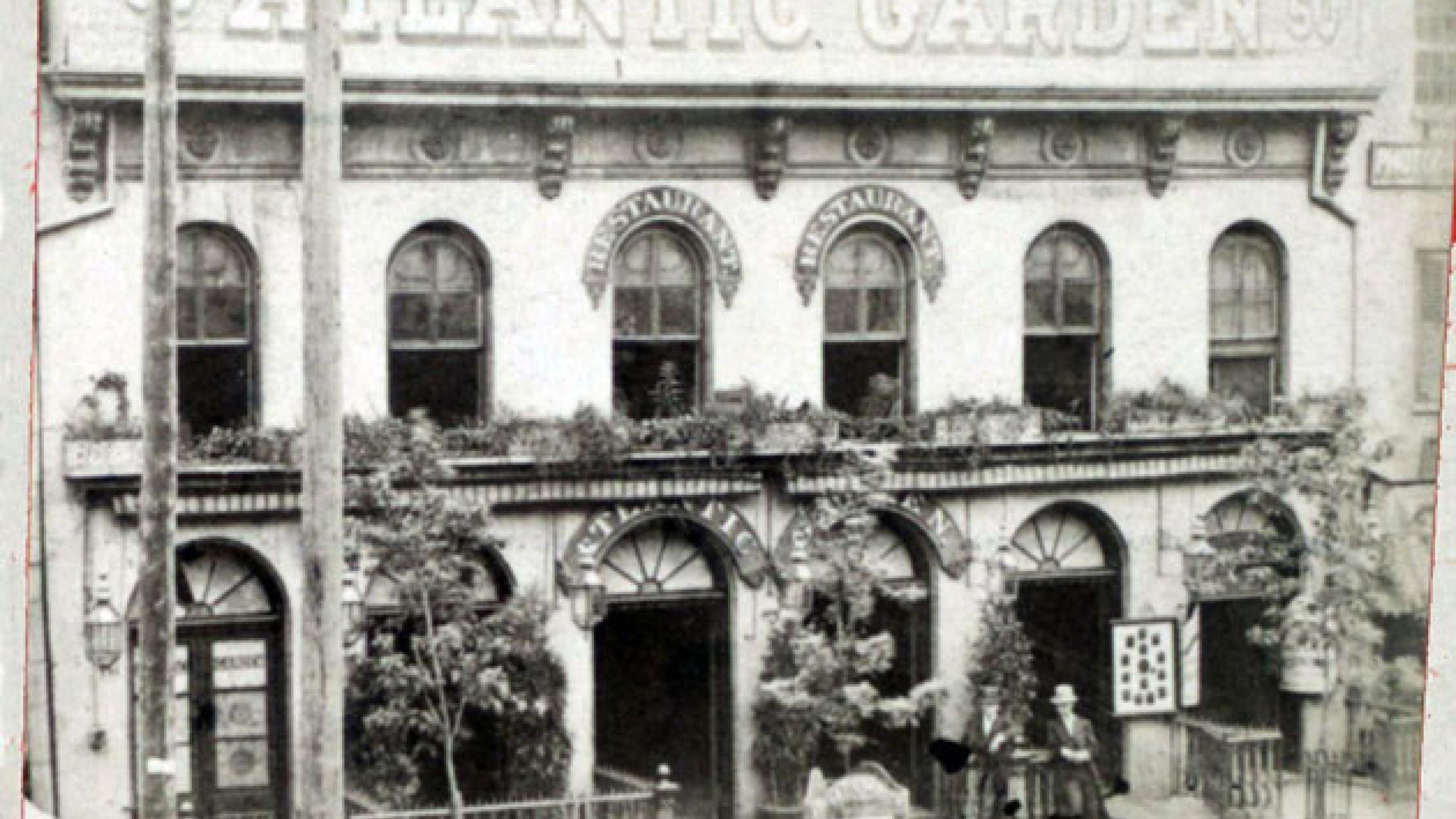 Atlantic Garden i New Yorks tyske kvarter i 1890 – i dag Chinatown på Manhattans Lower East Side. Ud over øl kunne man også få patentmedicin og mavebitter efter tysk opskrift. (Wikipedia)