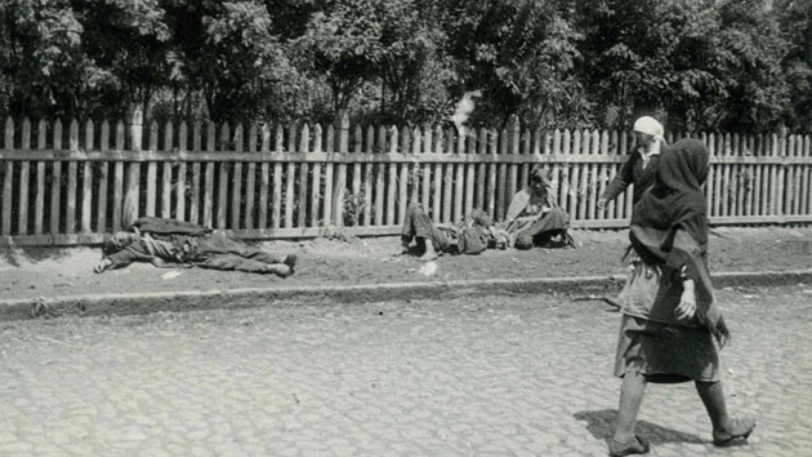 Hungerdøde på fortov i Kharkiv 1932-33. Foto: Holodomor Digital Collections.