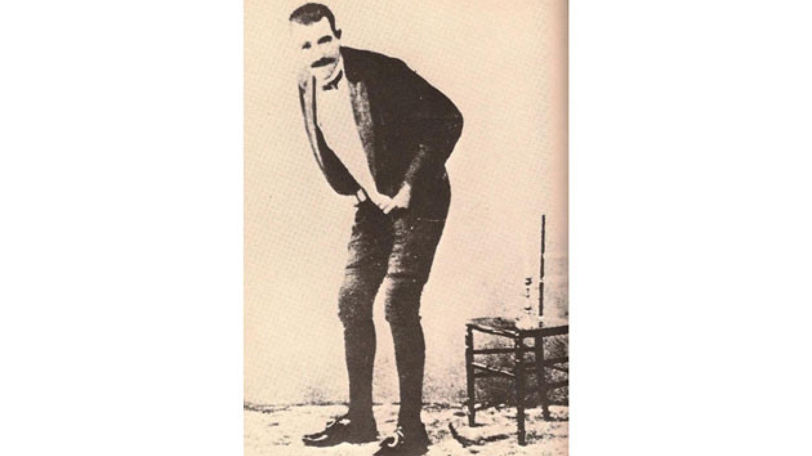 Fjærtomanen optræder. Foto fra 1890’erne. Wikimedia Commons.