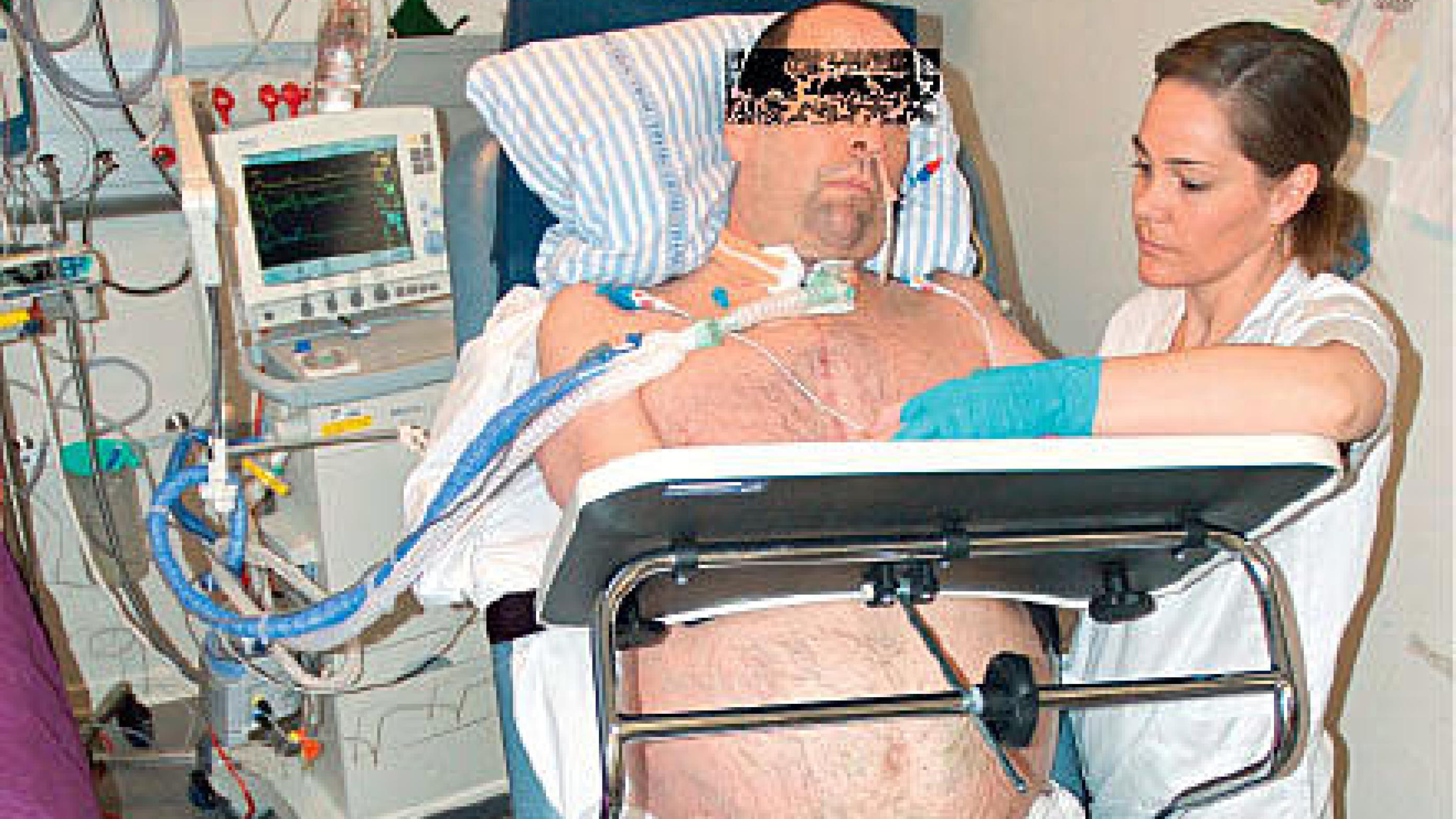 En patient på Neurointensivt Stepdown Afsnit, Regionshospitalet Hammel Neurocenter, i vippeleje under terapi.