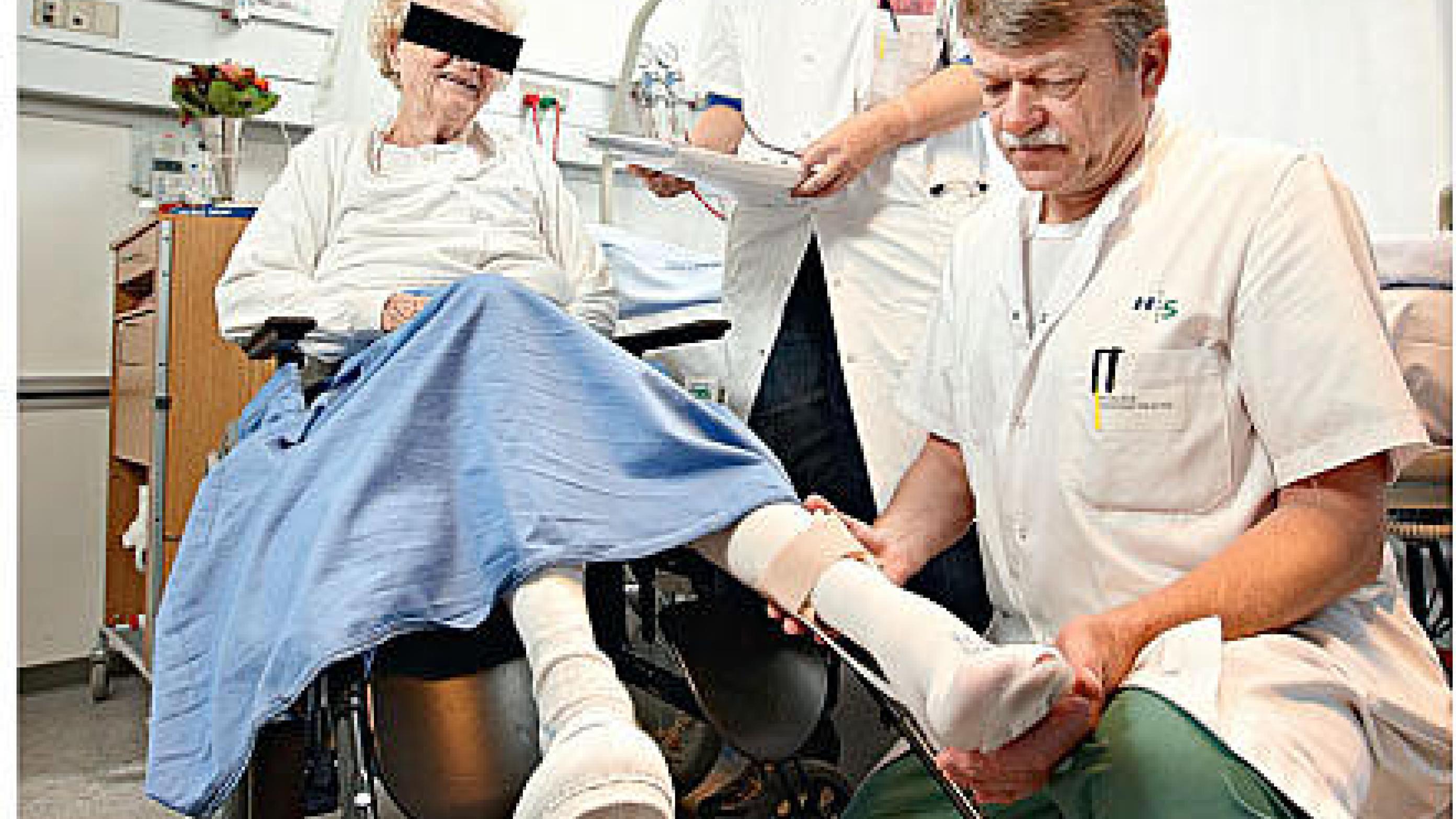 Fælles stuegang med ­ortopædkirurg og geriater hos en ældre frakturpatient på Bispebjerg Hospital.