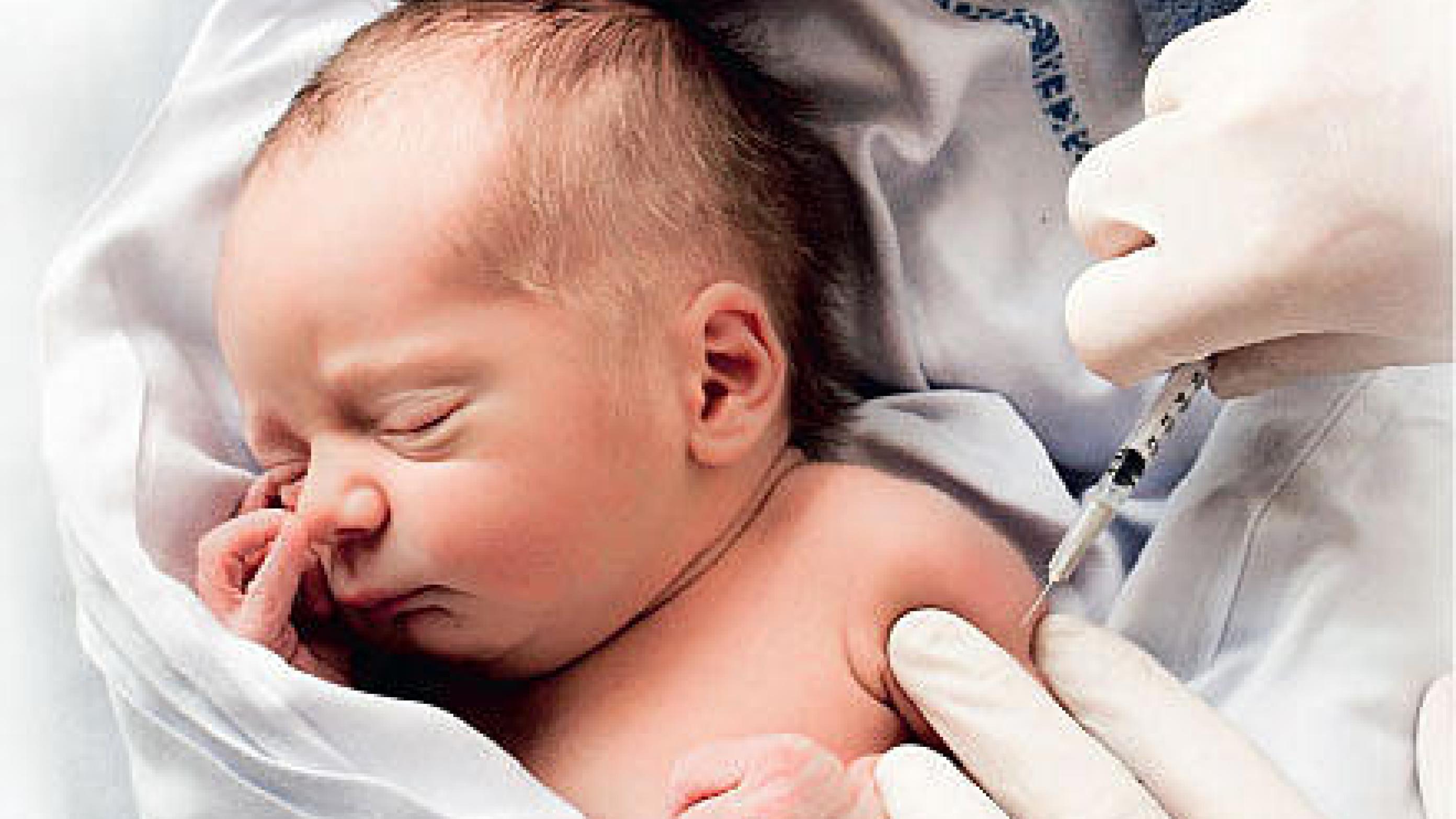 Nyfødt barn vaccineres med bacille Calmette-Guérin.