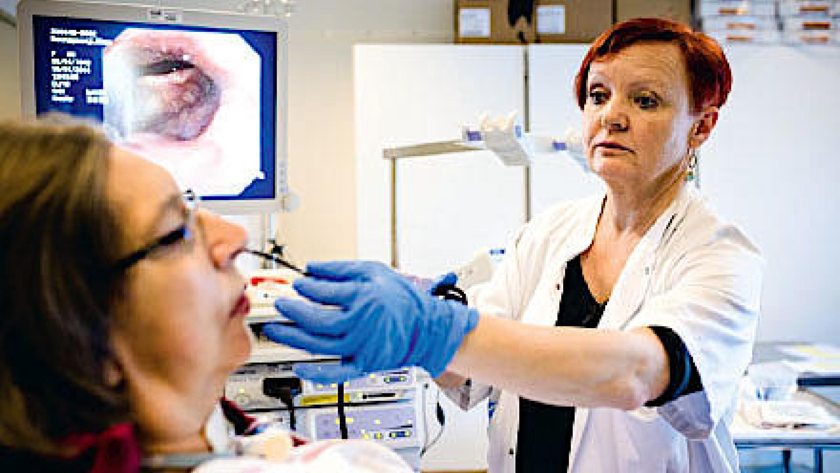 Vurdering af synkefunktion med fiberendoskopisk undersøgelse hos en patient med svær dysfagi. Foto: Mathias Fløe Lind.