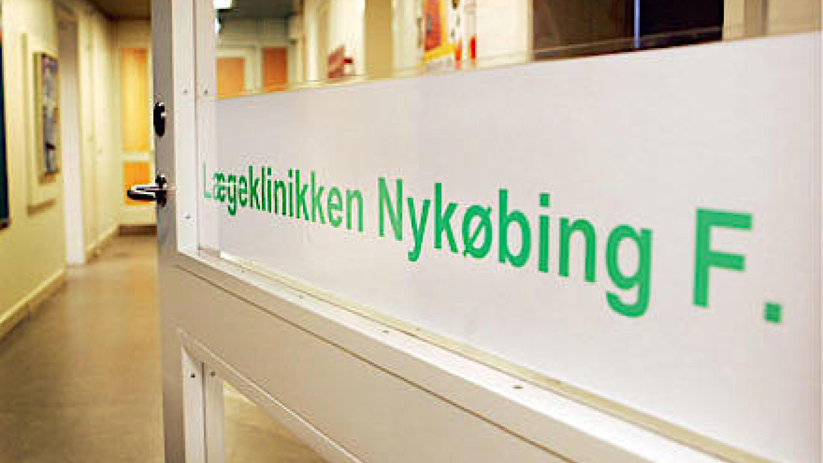 Manglen på praktiserende læger har resulteret i vikarbetjente regionsklinikker som f.eks. i Nykøbing Falster. Foto: Ingrid Riis.