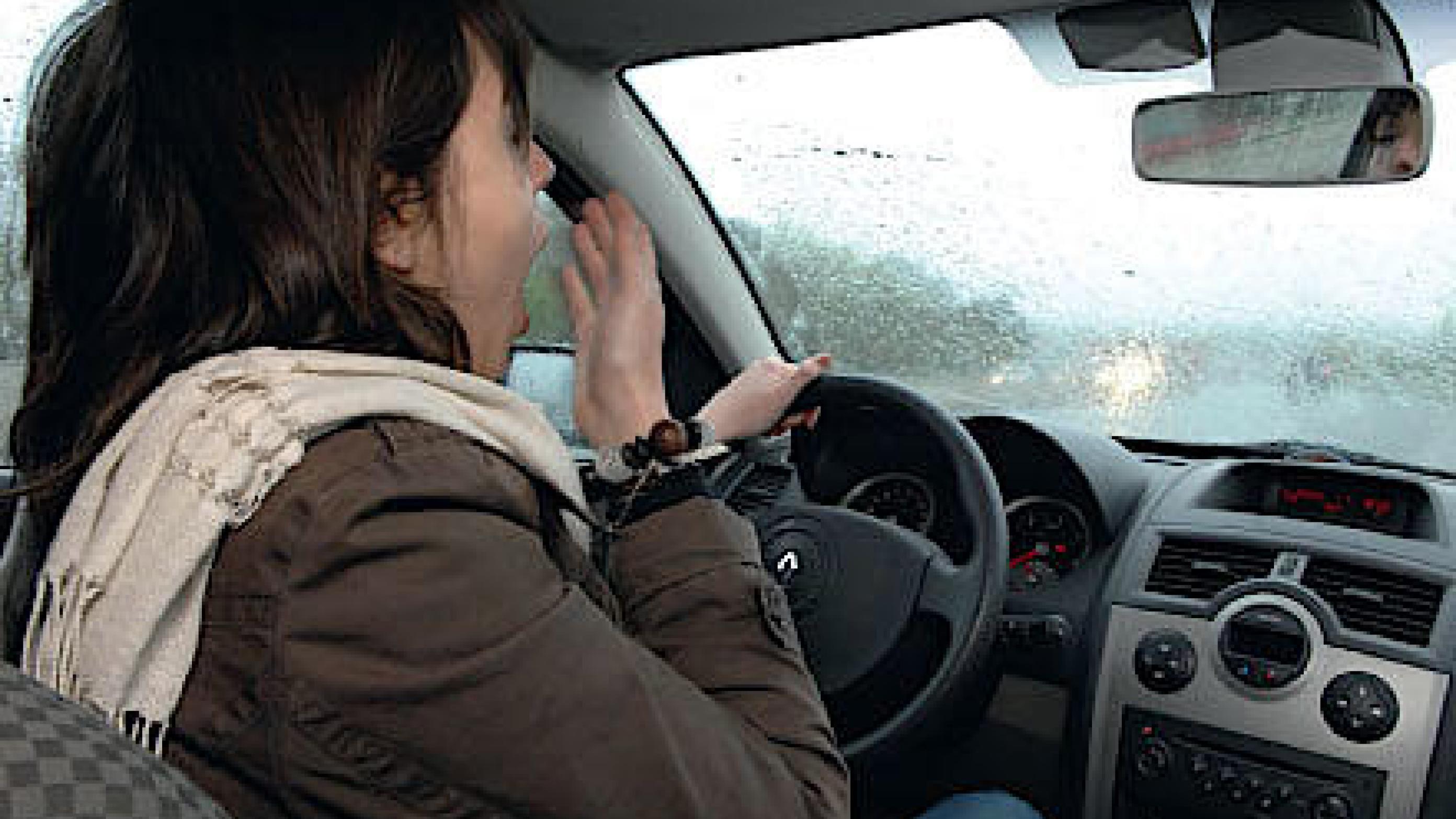 Et karakteristisk symptom på obstruktiv søvnapnøsyndrom er døsen i monotone situationer som f.eks. bilkørsel.